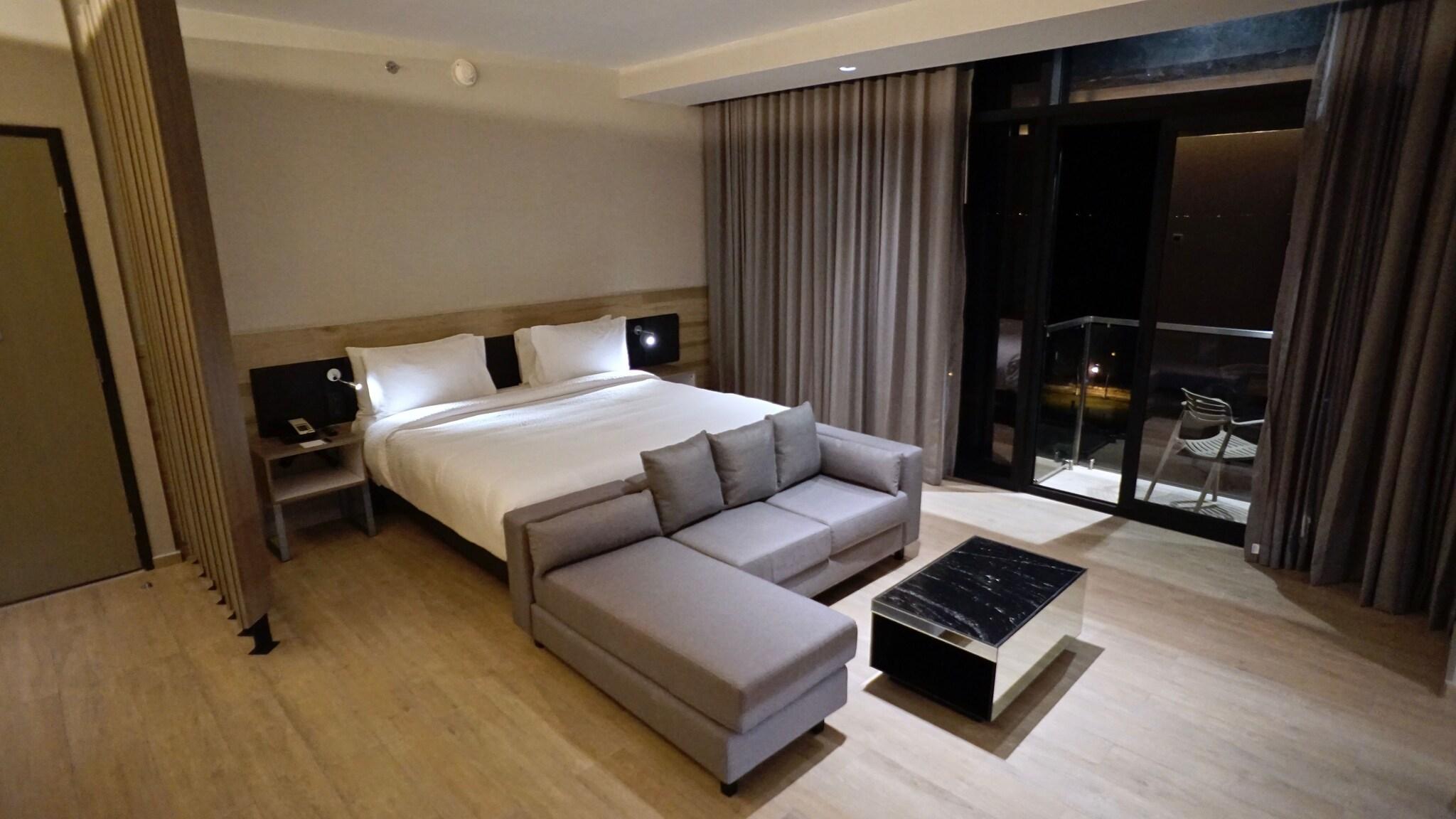 Junior Suite Sea View King Bed