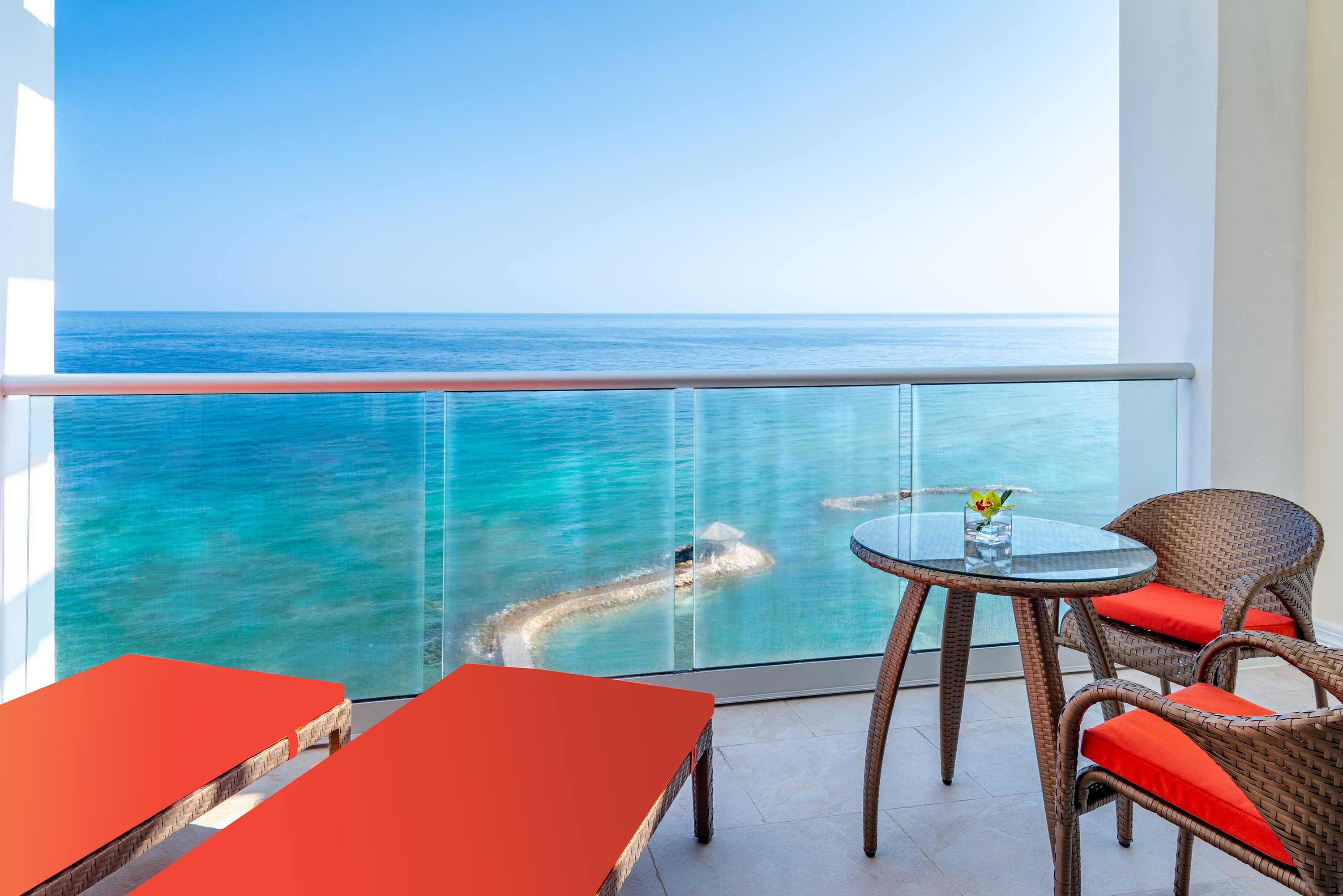 Junior Suite Ocean Front King Bed