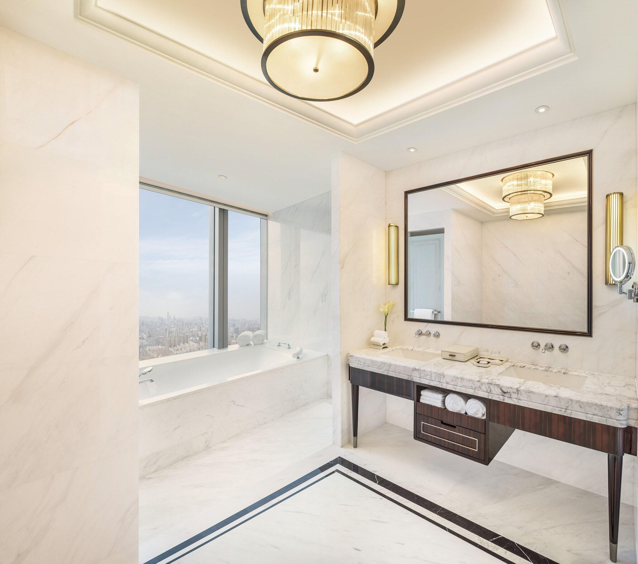 Suite City View King Bed