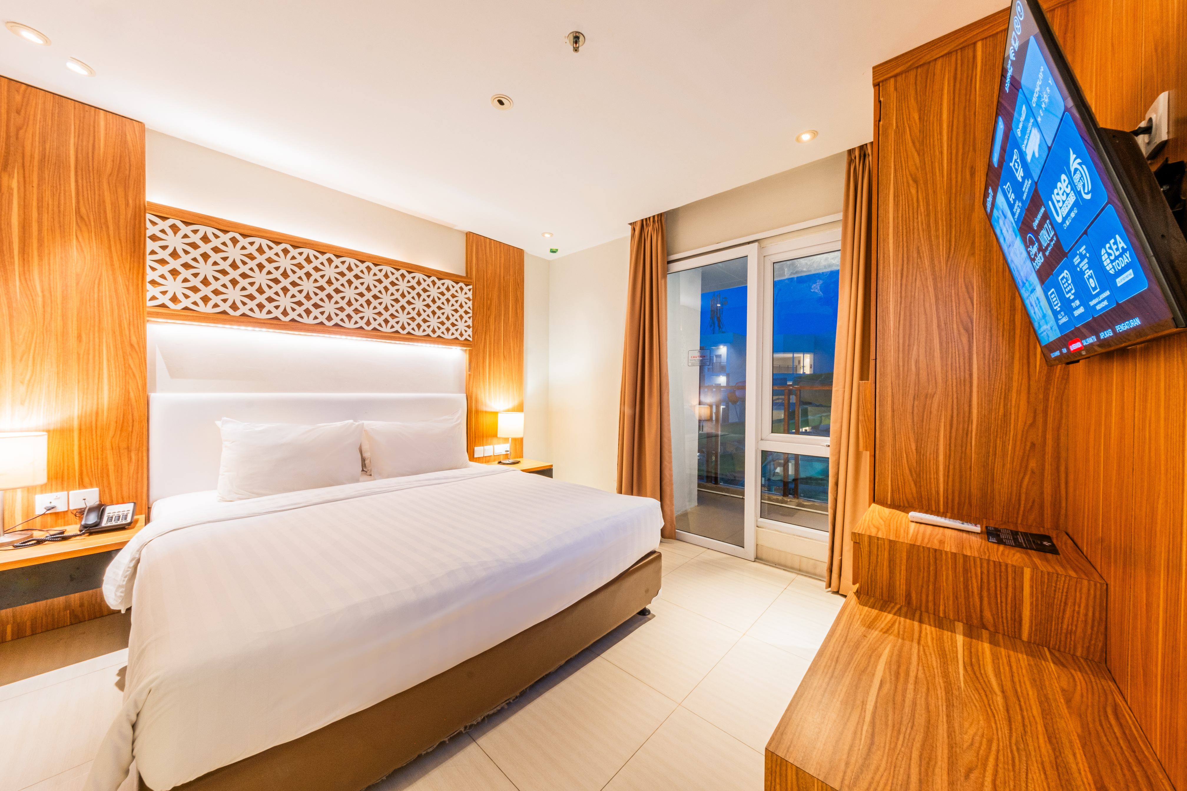 Family Room Pool View Two Bedrooms