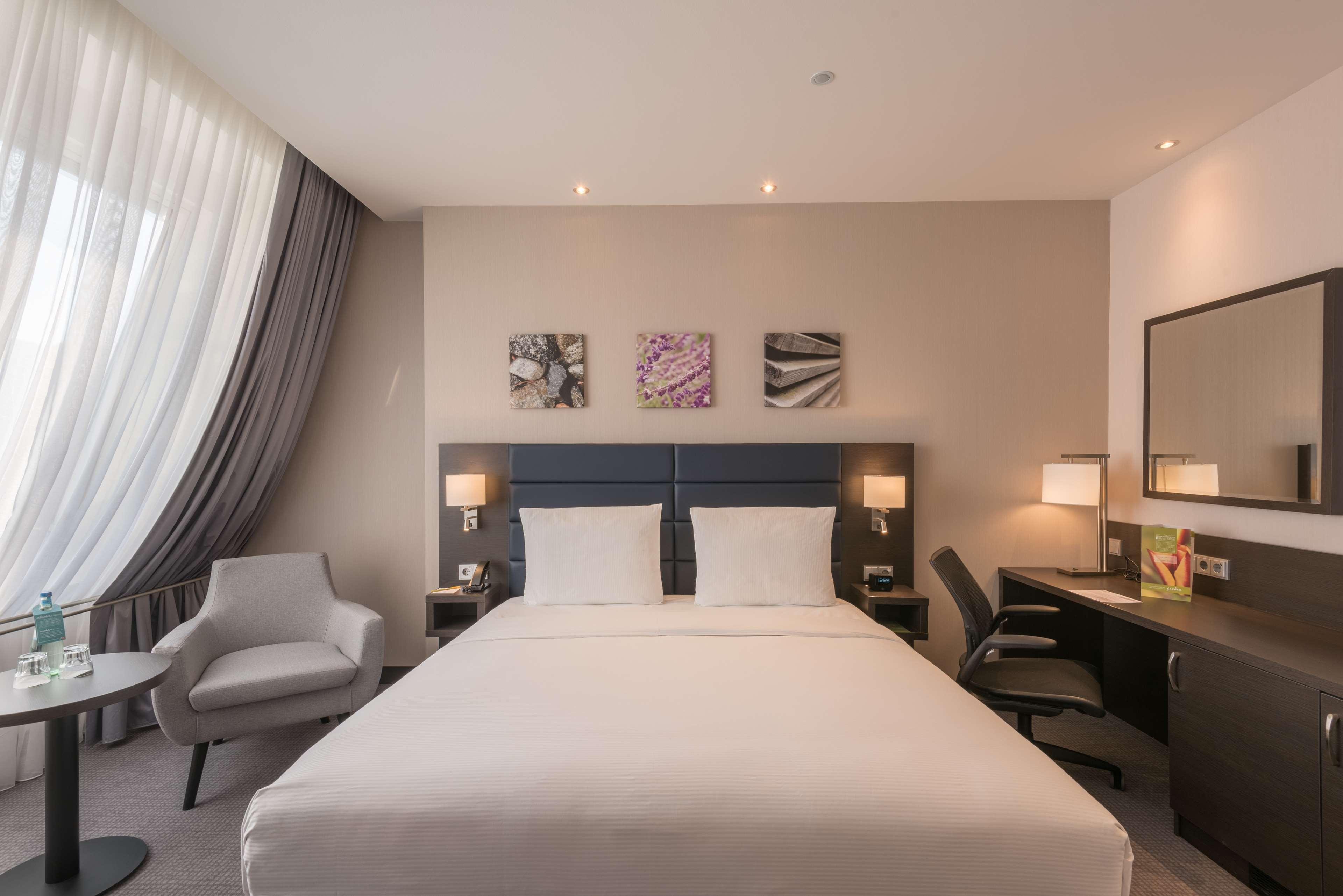 Junior Suite Queen Size Bed