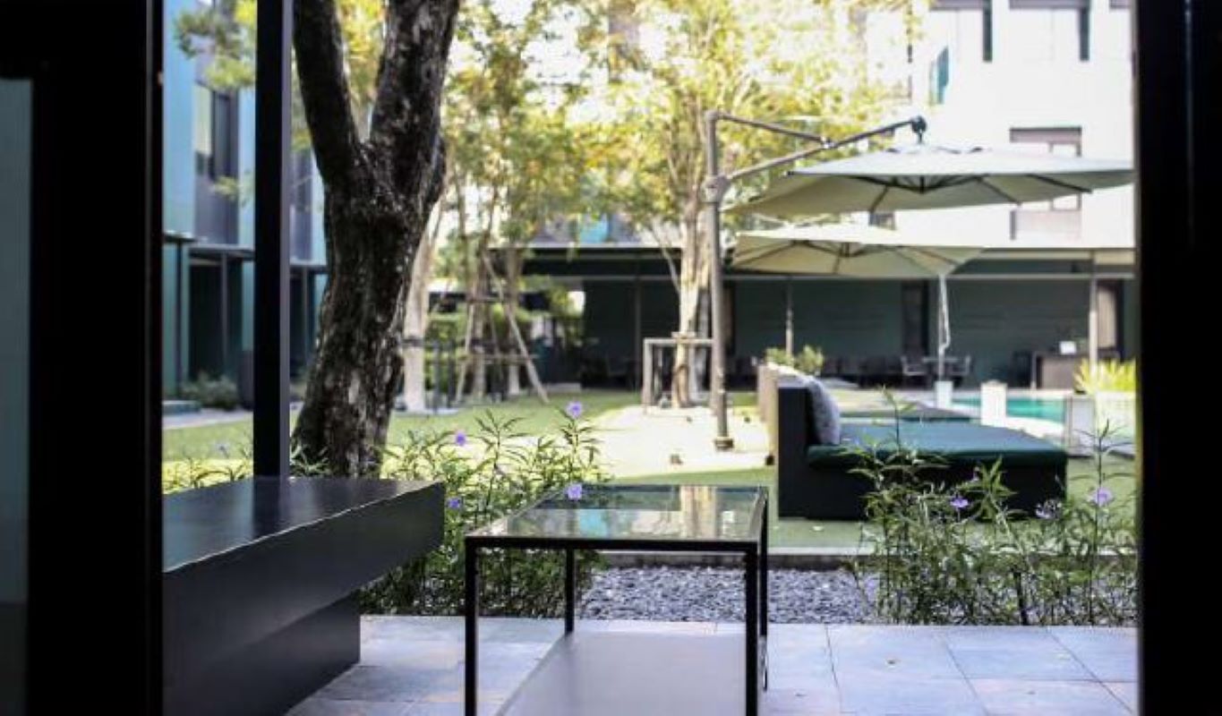 Double Pool View King Bed