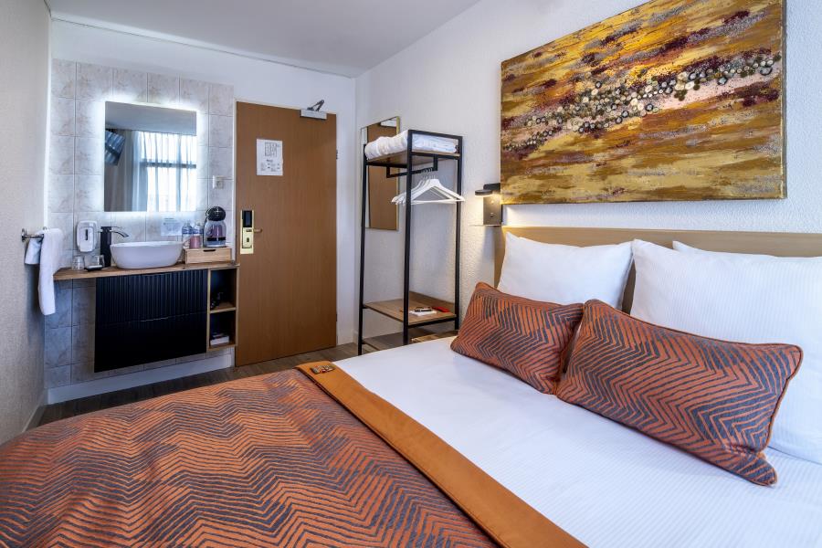 Double or Twin with Shared Bathroom
