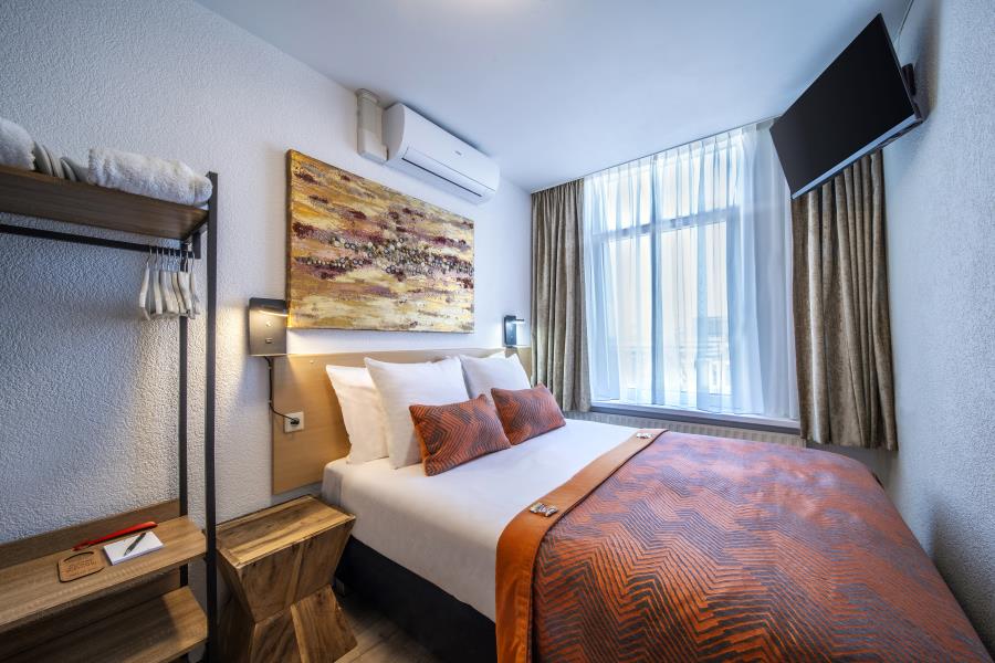 Double or Twin with Shared Bathroom