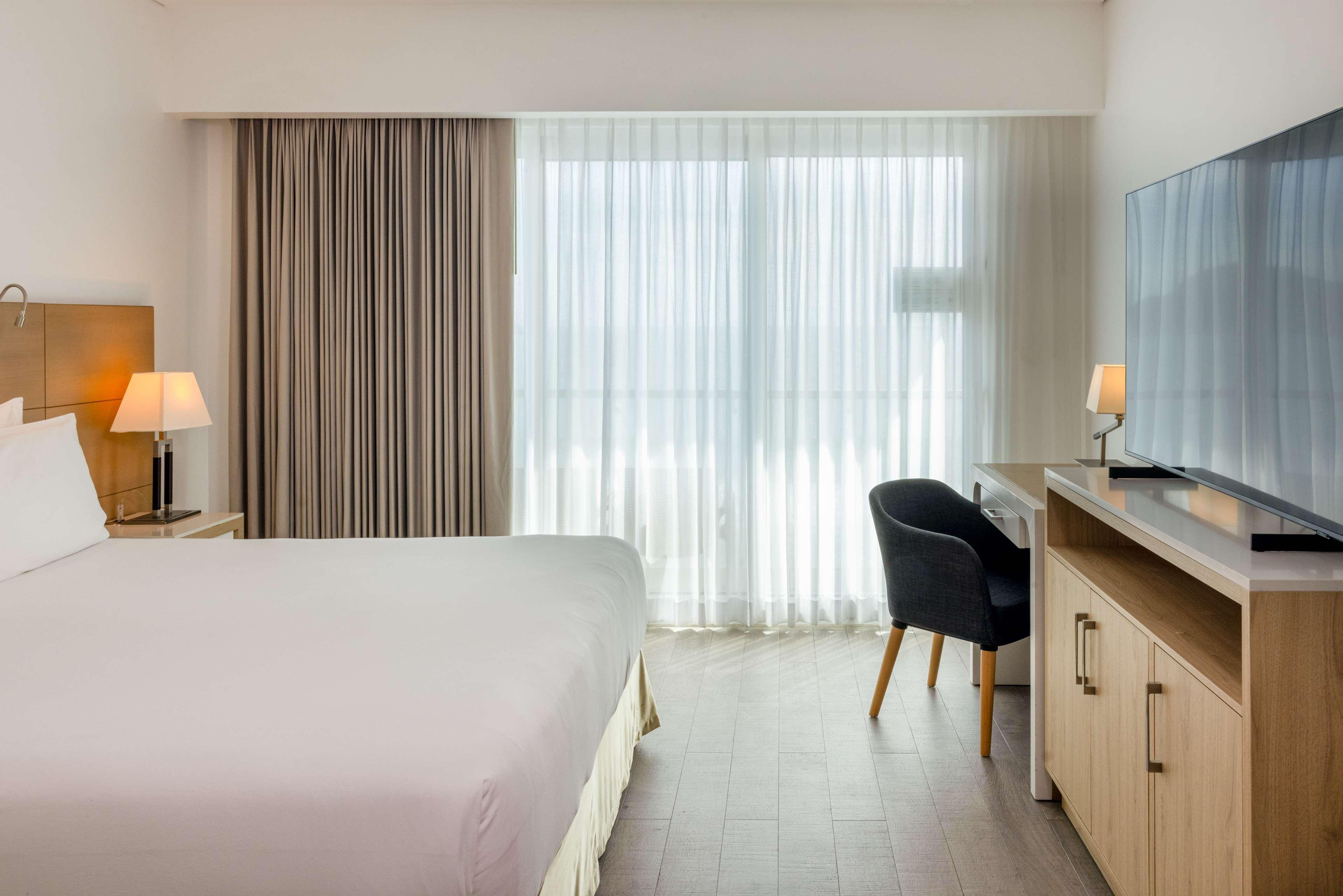 Junior Suite City View Queen Bed