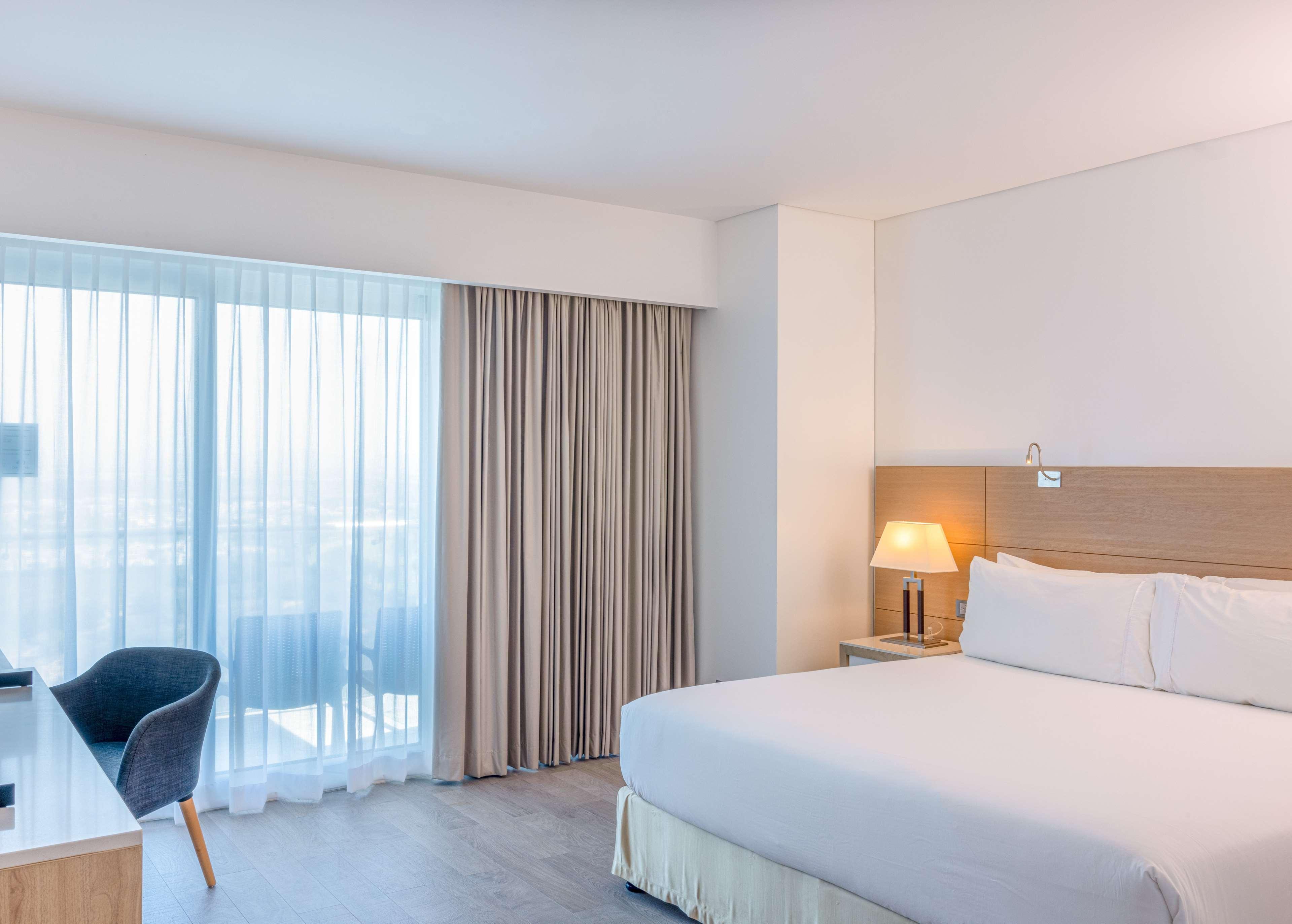 Junior Suite City View Queen Bed