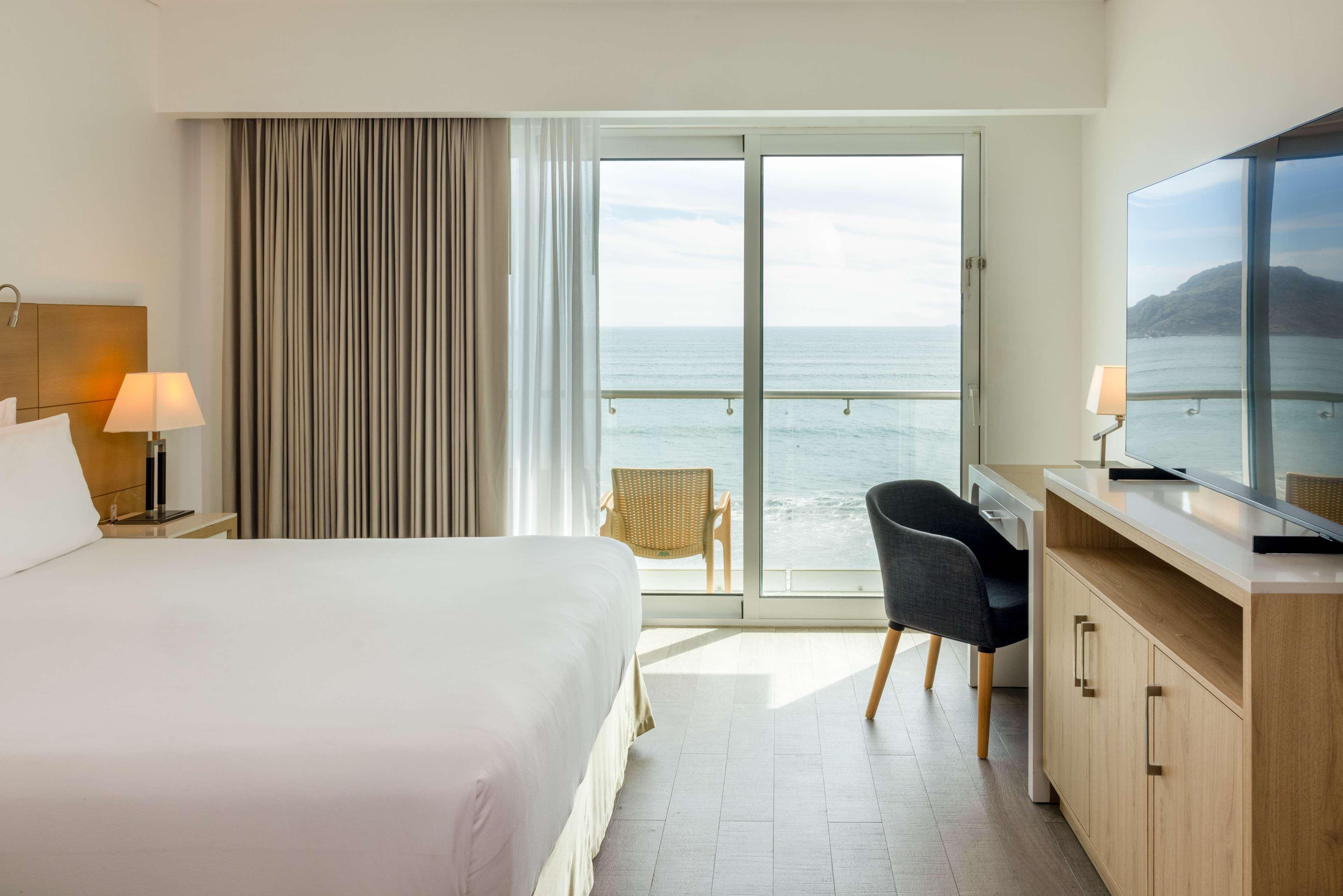 Junior Suite Ocean View Queen Bed