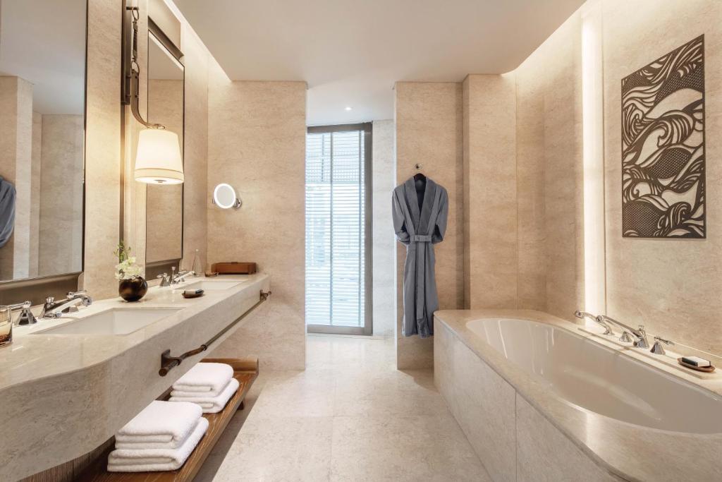 Double Deluxe King Bed