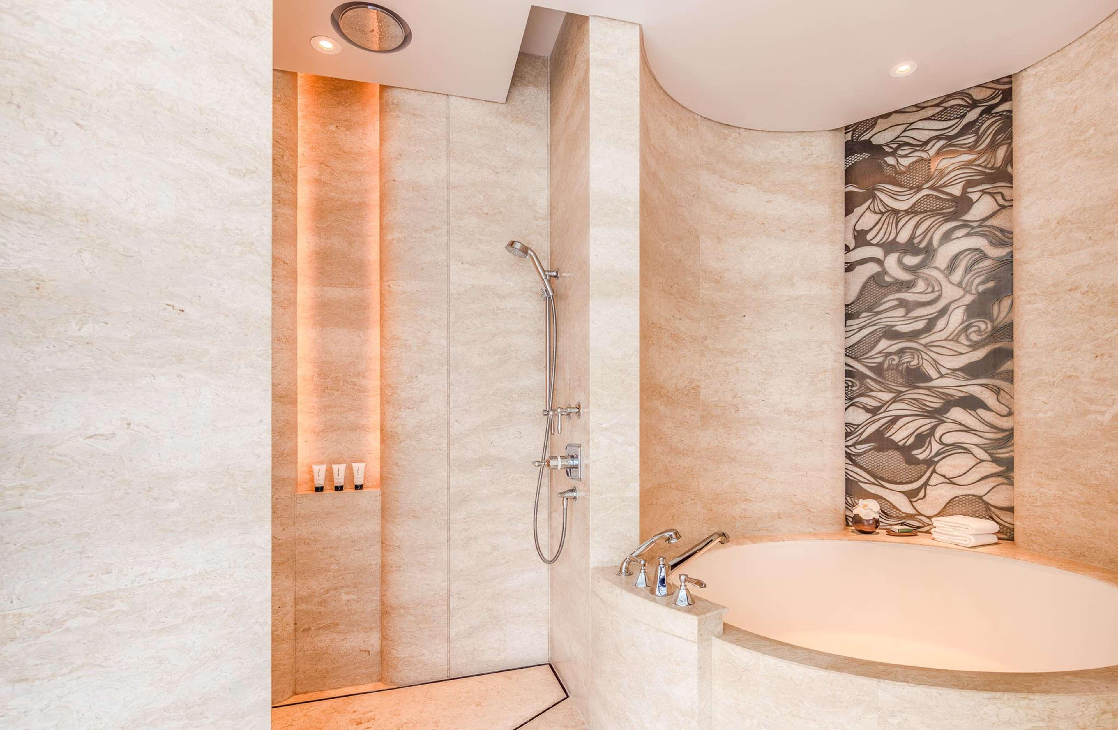 Suite Deluxe King Bed