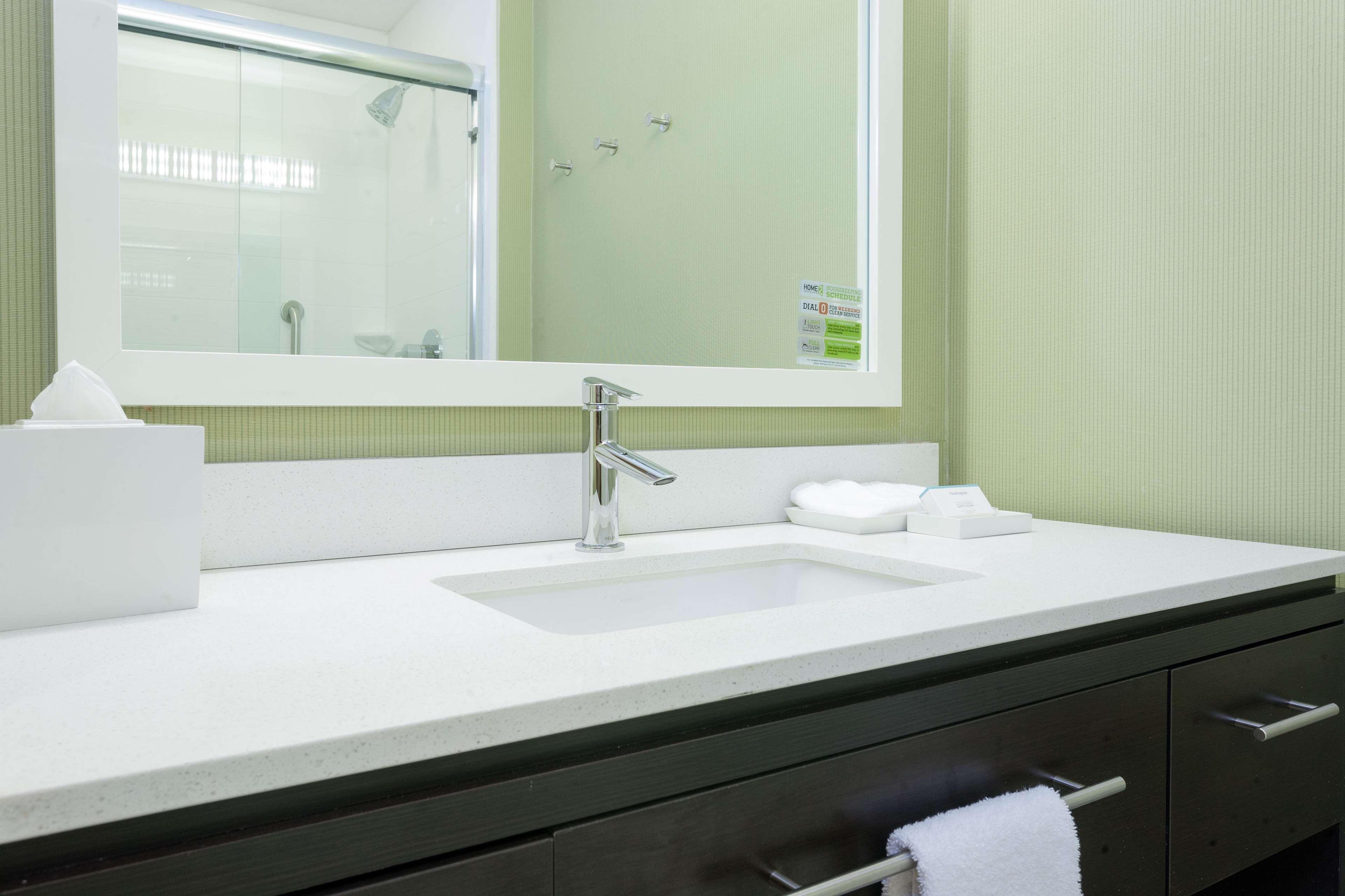 Suite Accessible King Size Bed