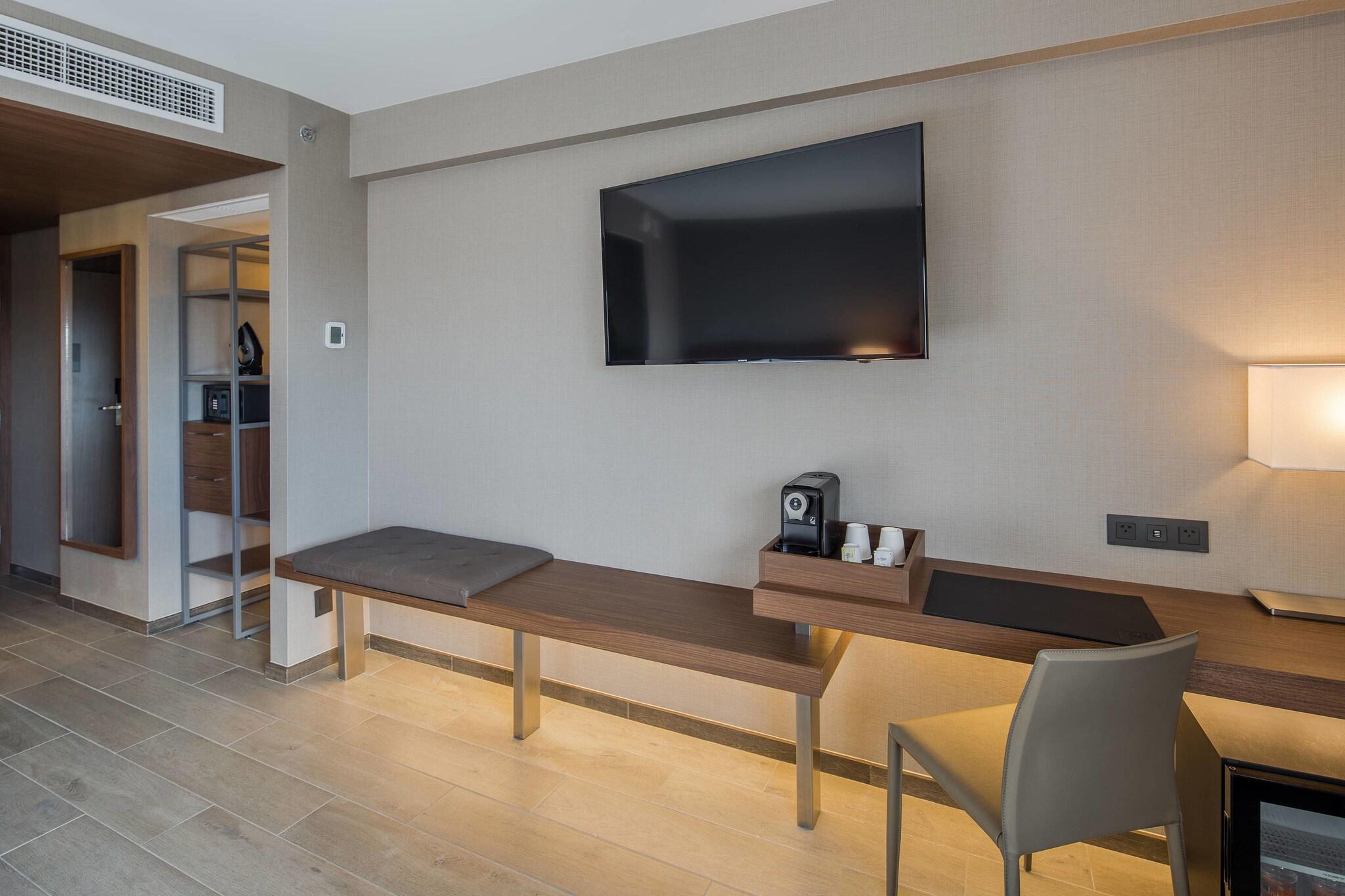 Double City View King Bed