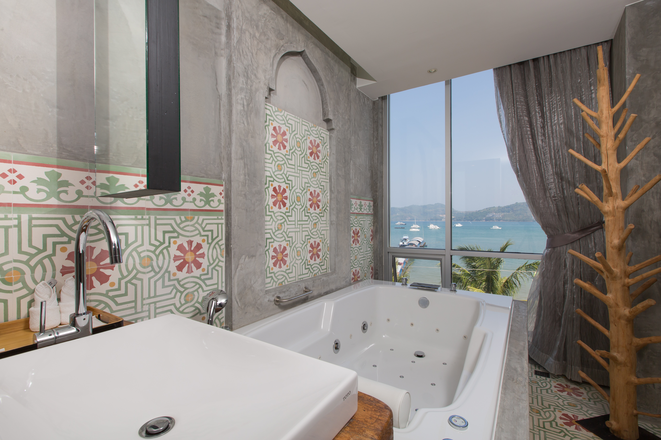 Triple Deluxe with Jacuzzi