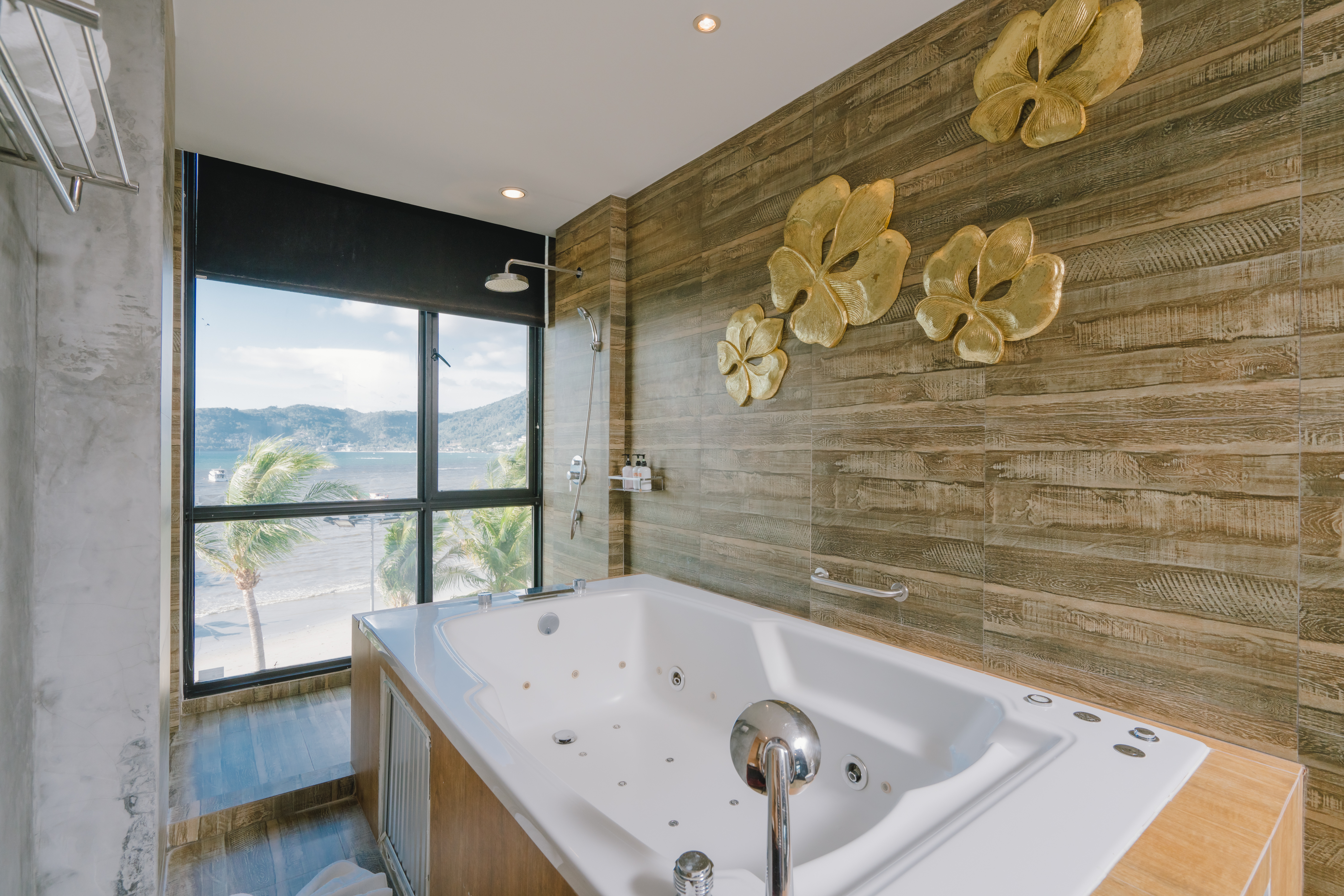 Triple Deluxe with Jacuzzi