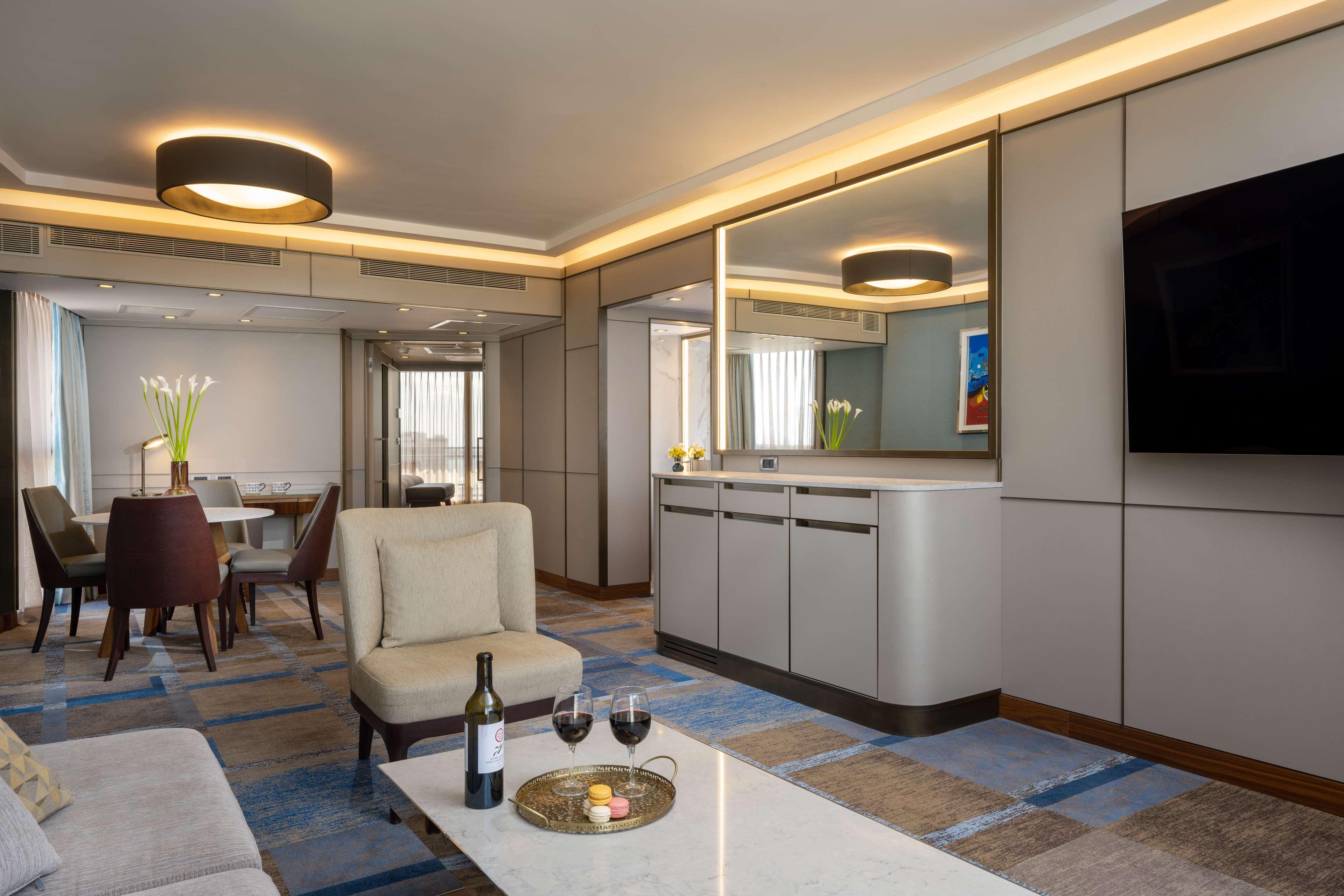 Suite Sea View King Bed