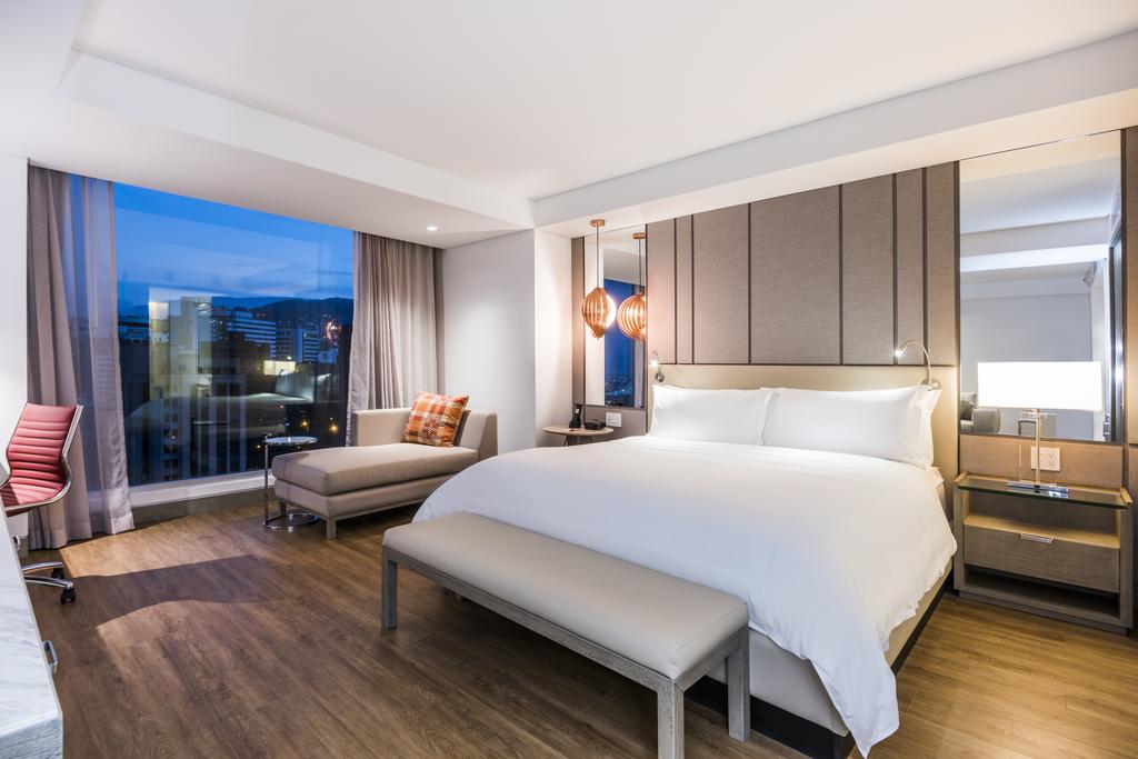 Double Deluxe King Bed