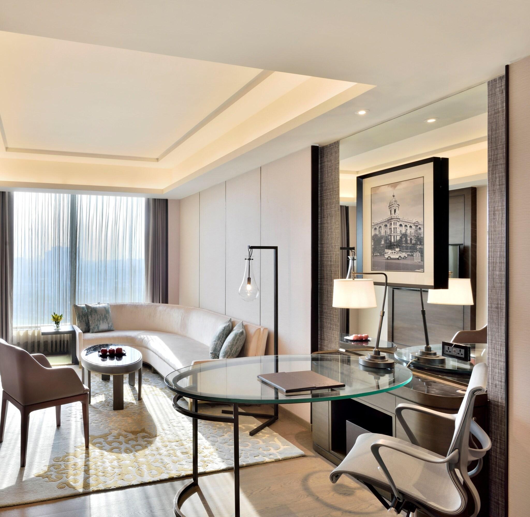 Suite Deluxe King Bed