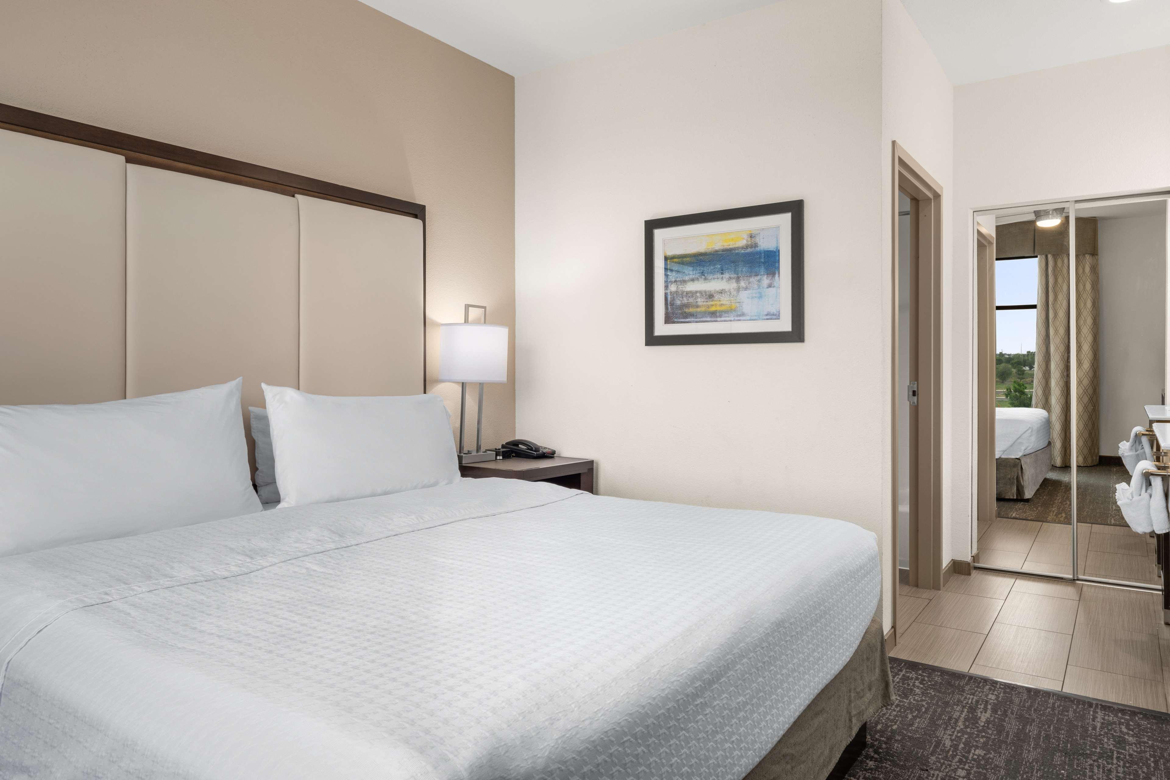 Suite Accessible King Size Bed