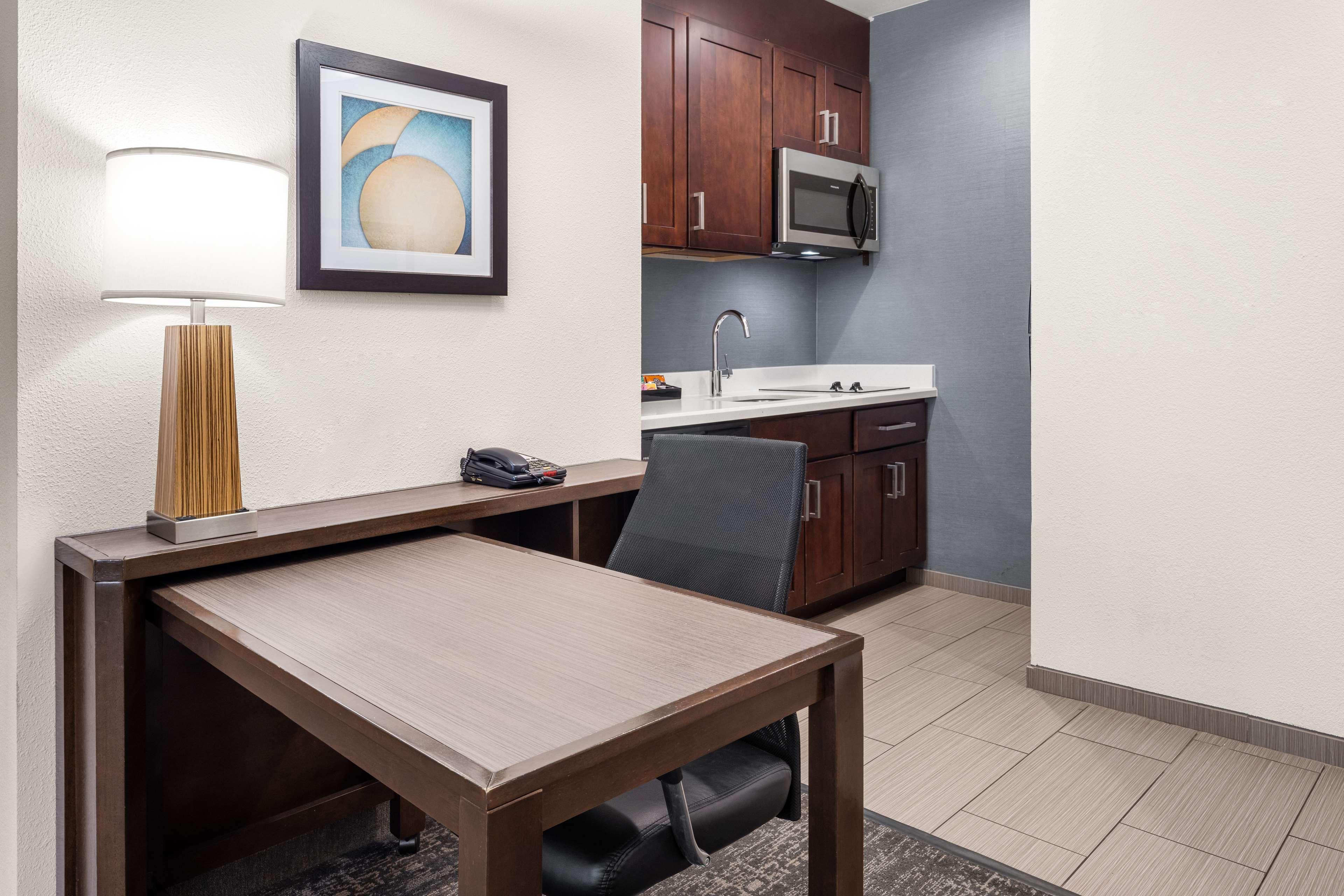 Studio Two Queen Beds Non Smoking