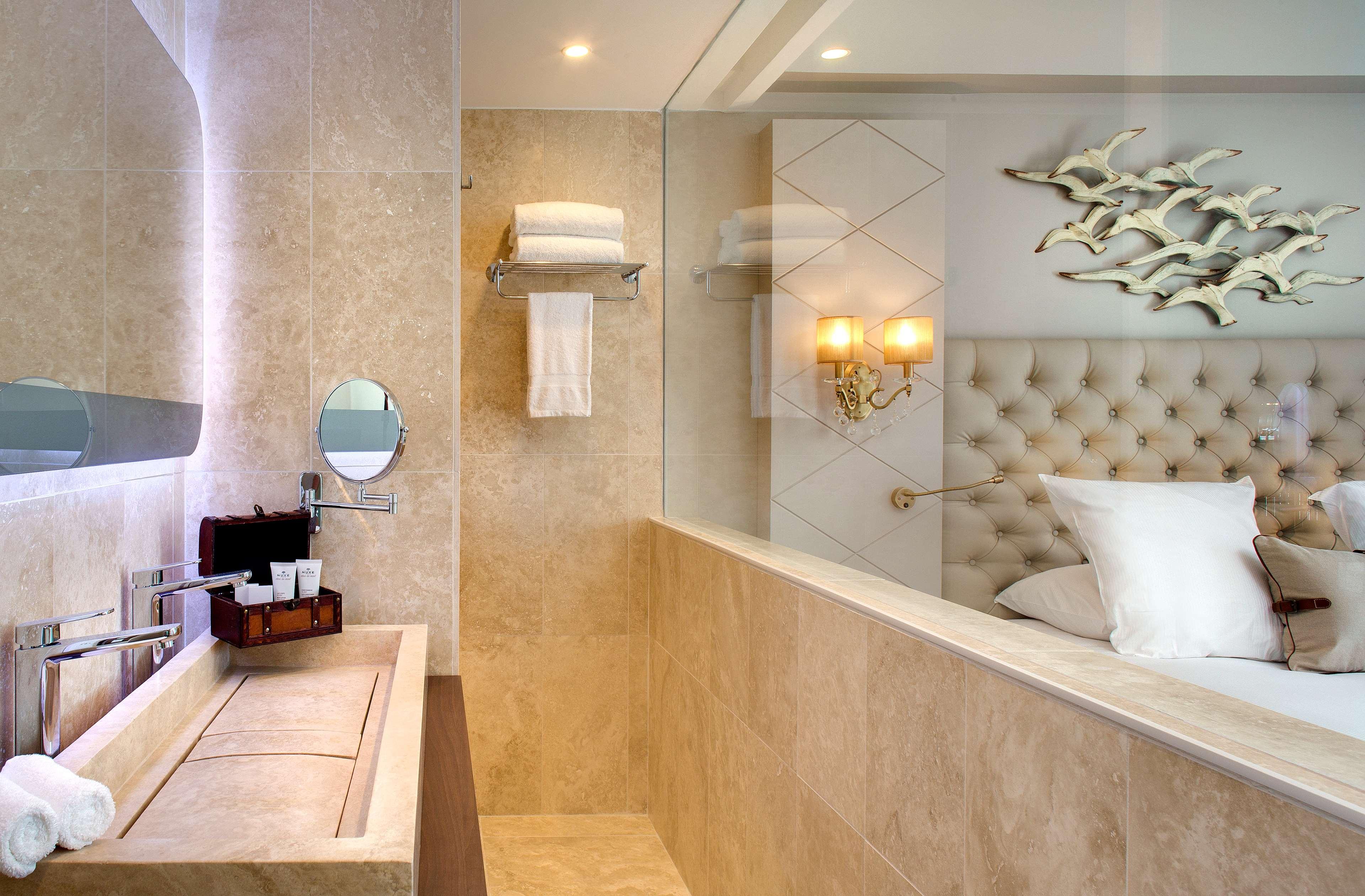 Junior Suite Sea View King Bed