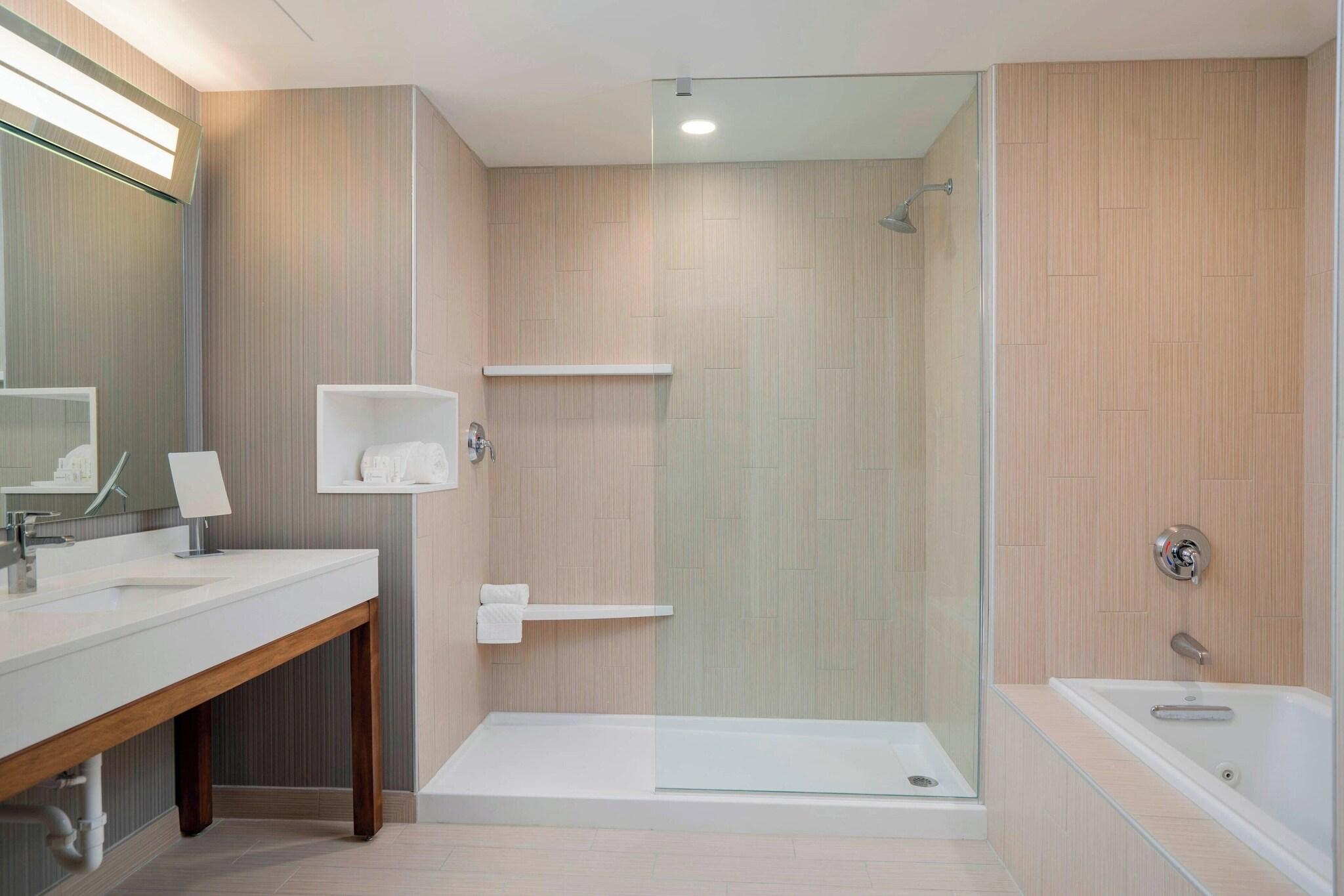 Suite Accessible King Size Bed