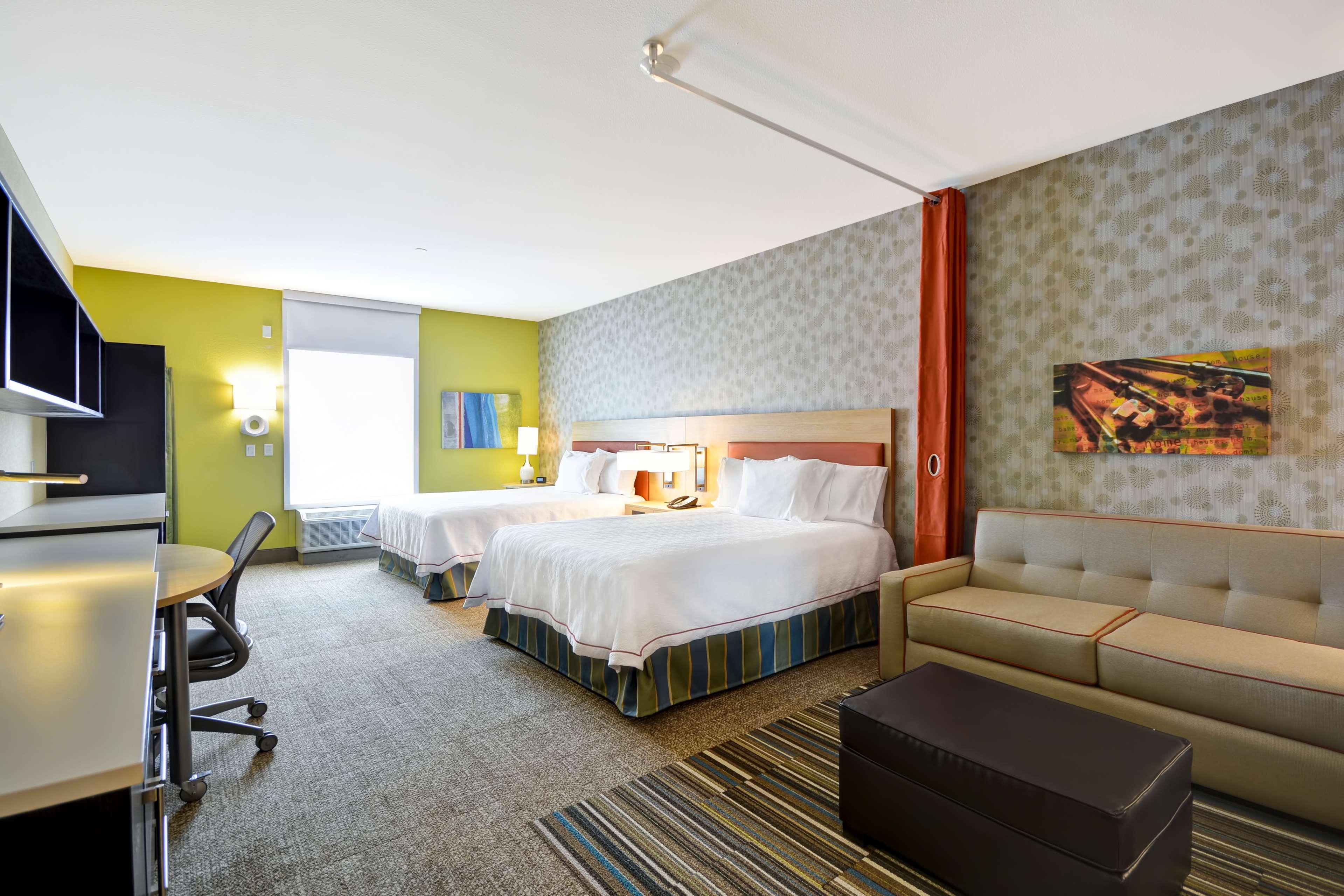 Studio Two Queen Beds