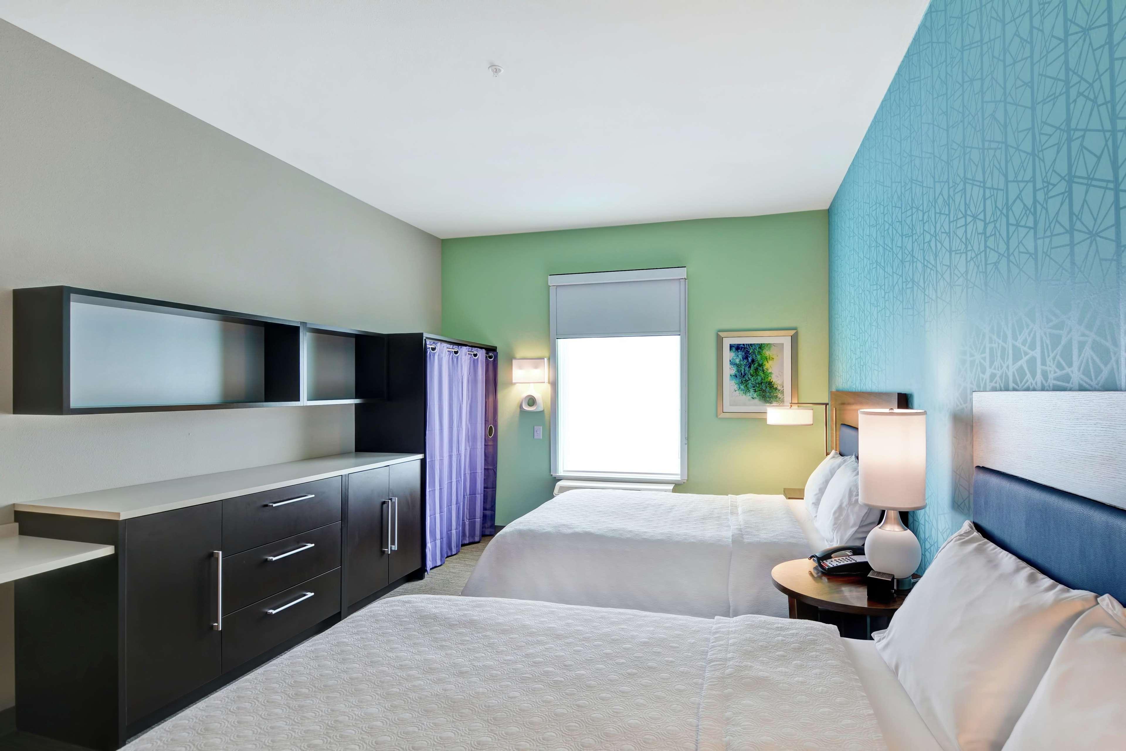 Studio Two Queen Beds Non Smoking