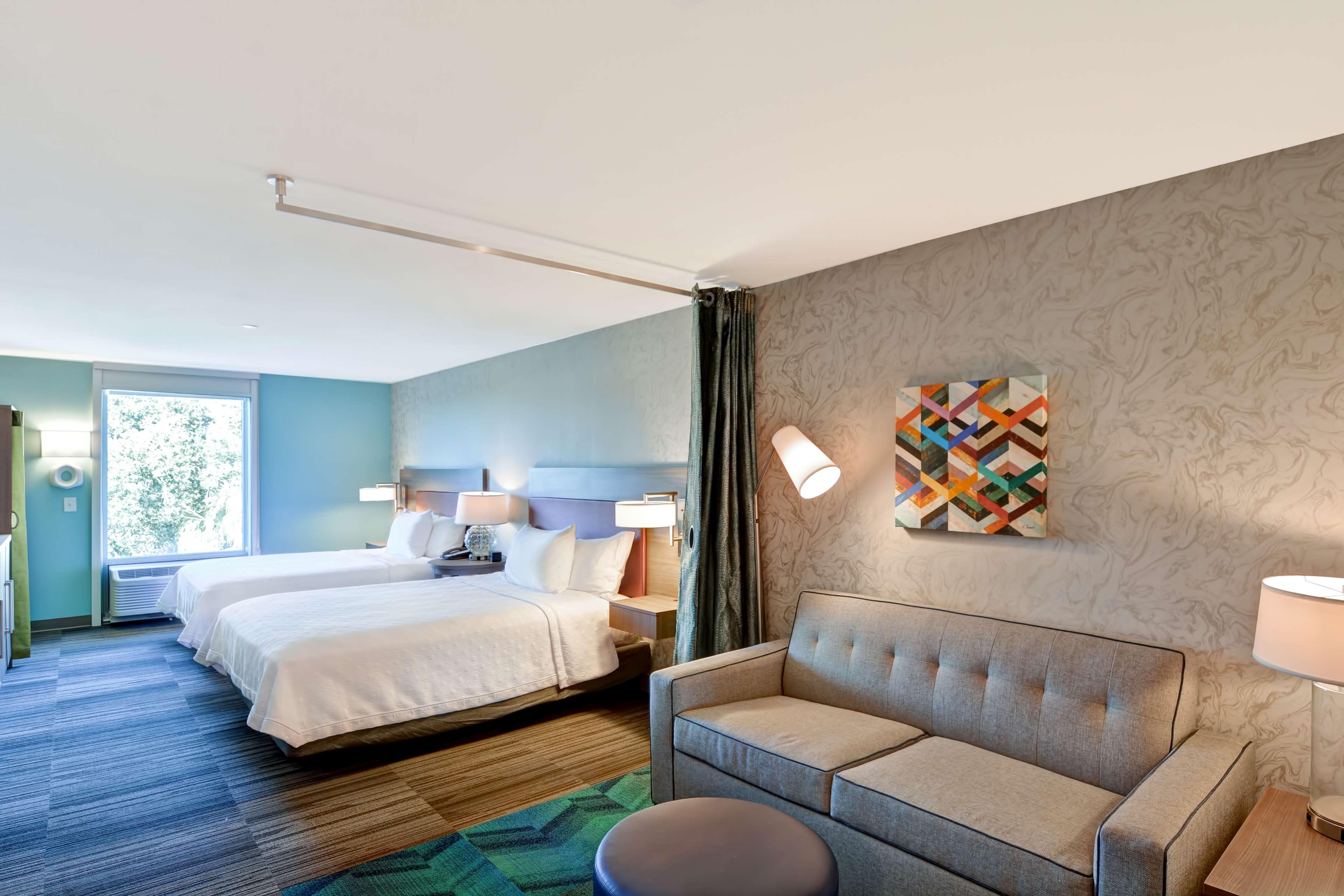 Studio Two Queen Beds