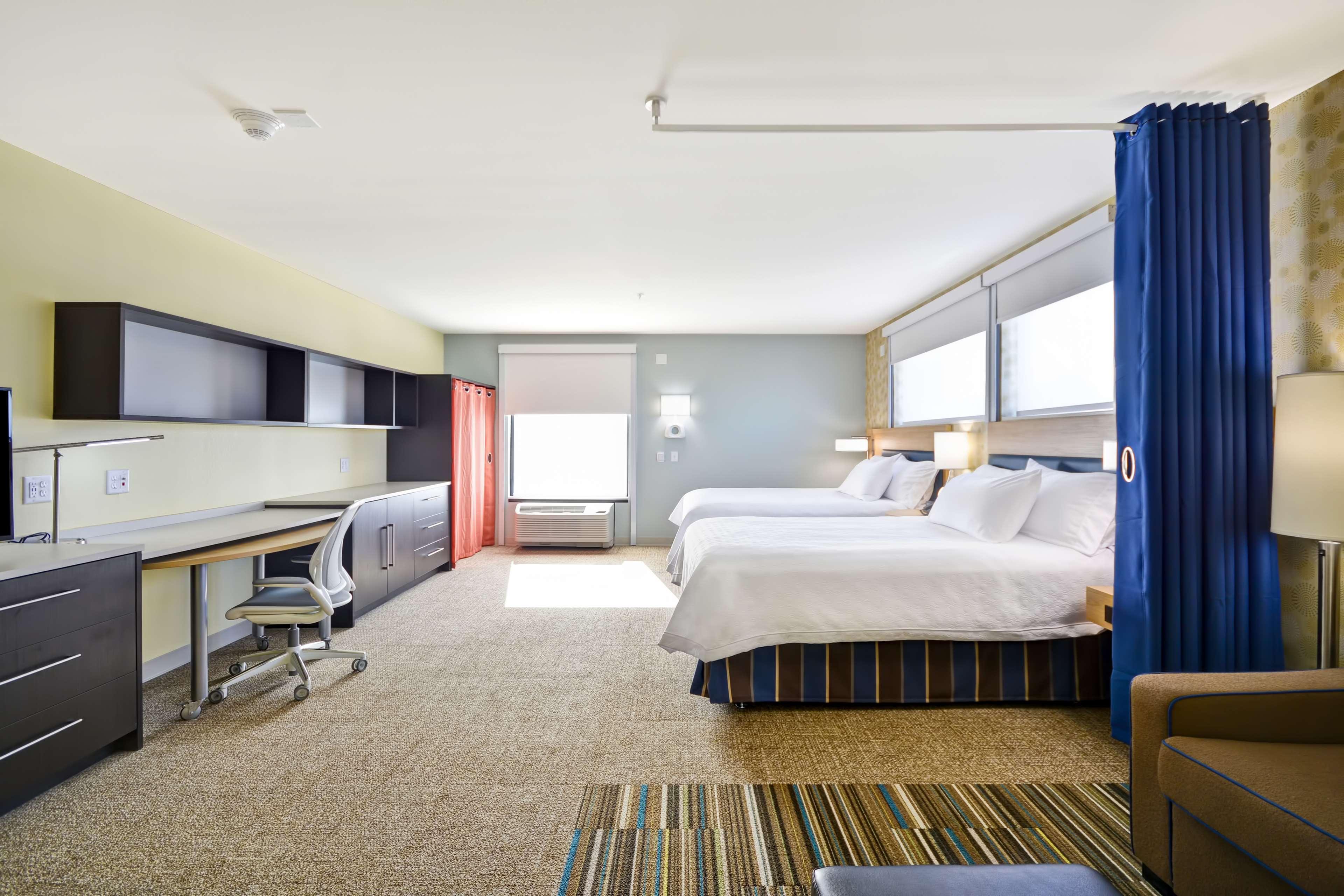 Studio Two Queen Beds