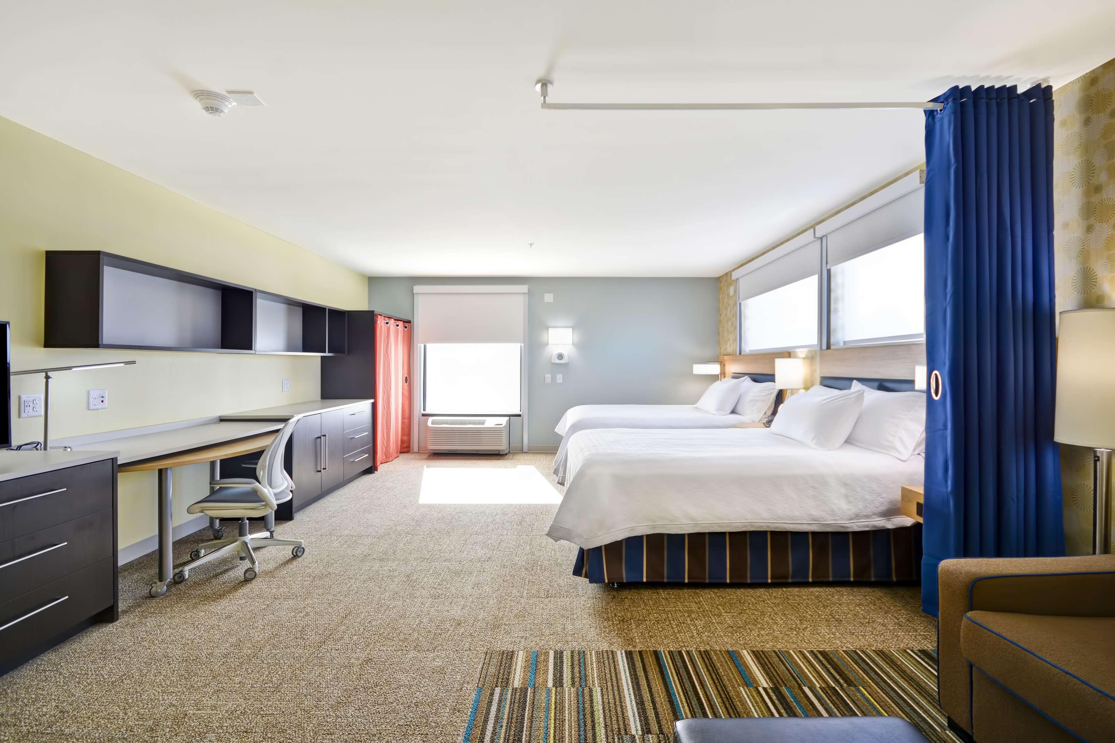 Studio Two Queen Beds