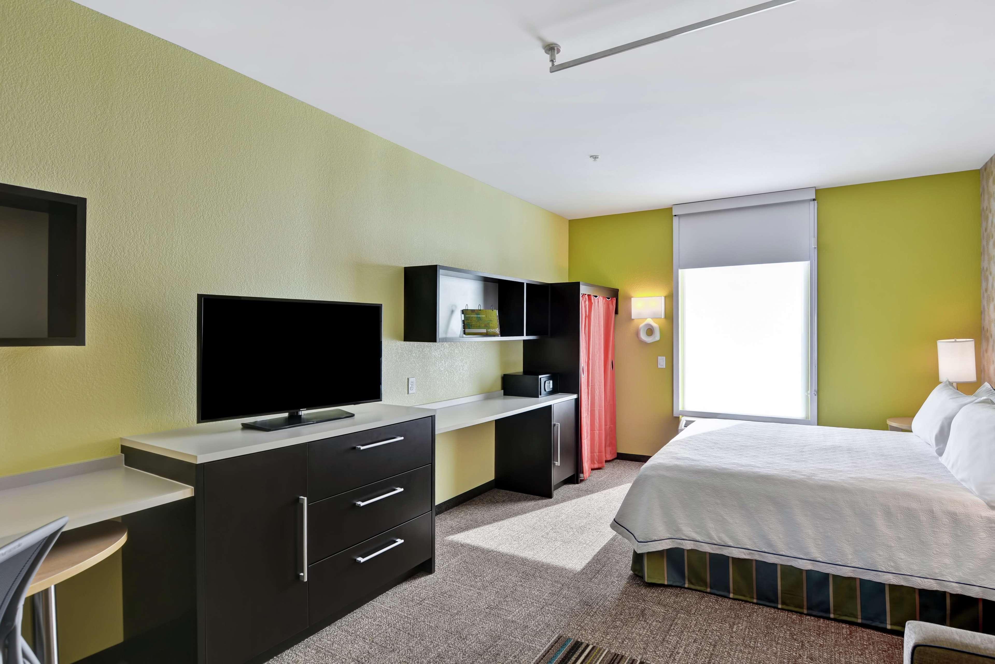 Studio Accessible King Size Bed