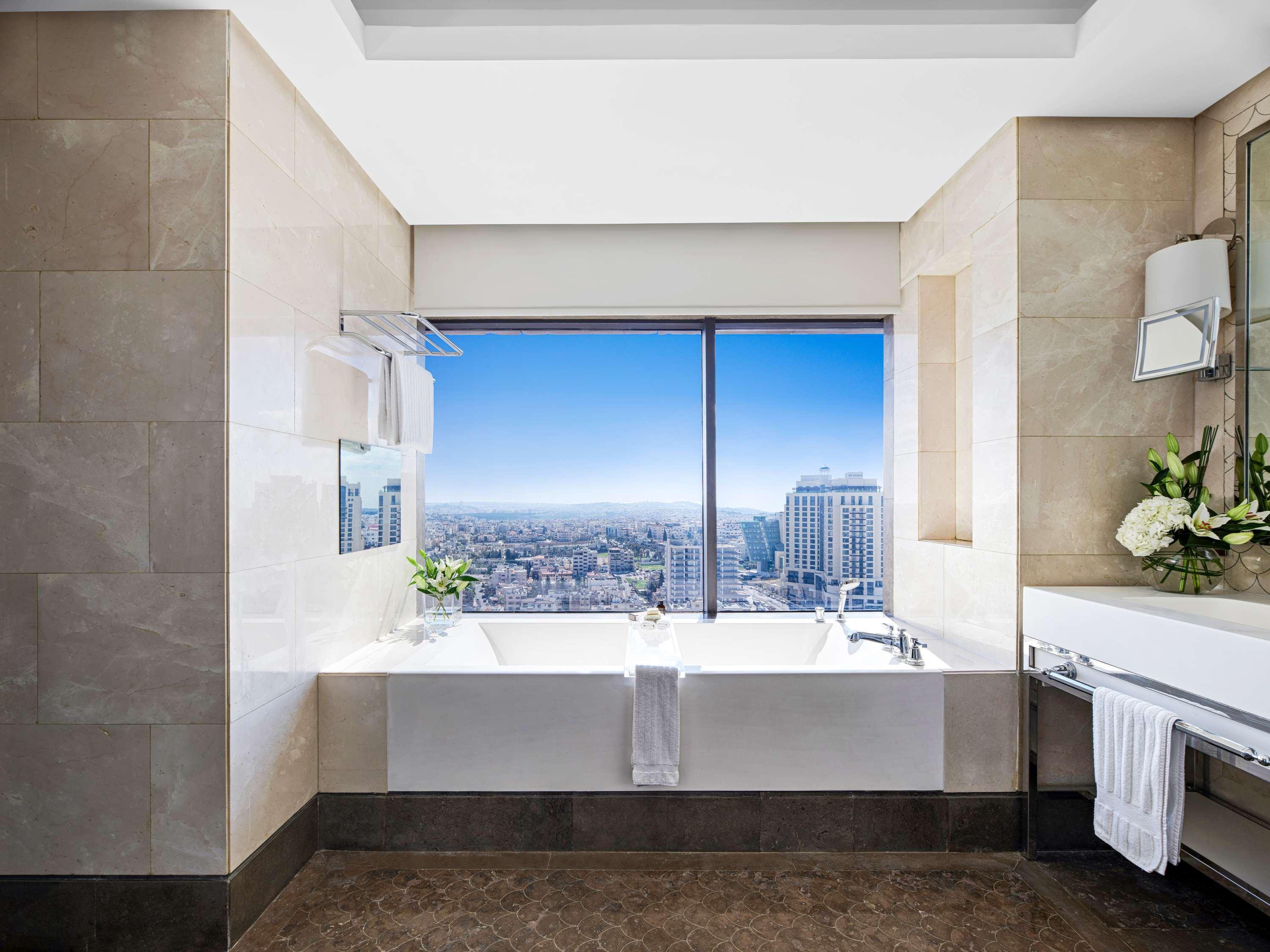 Suite City View King Bed