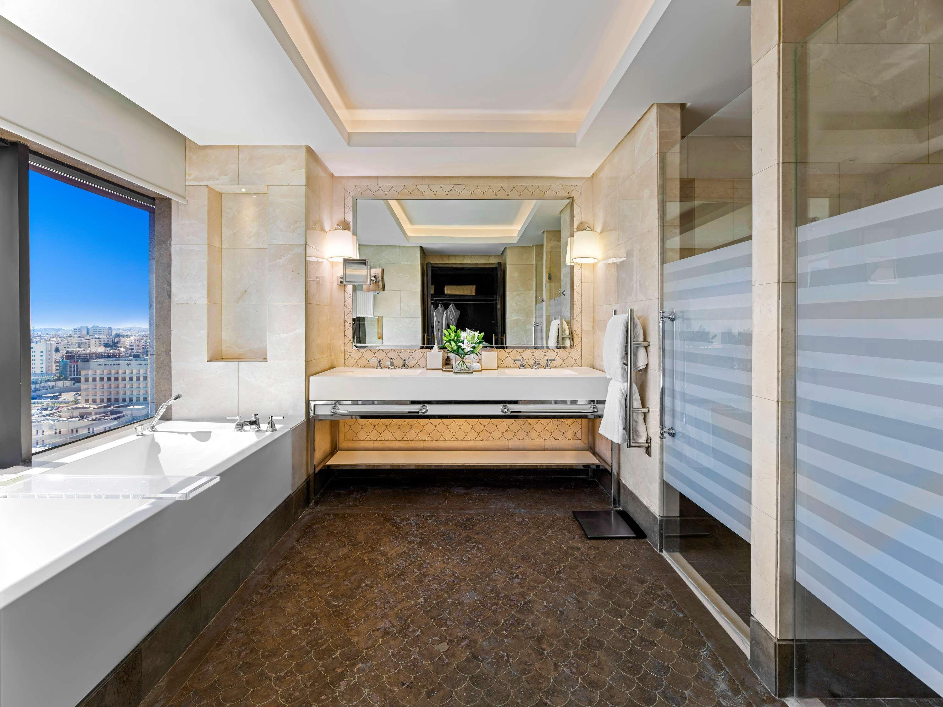 Suite City View King Bed