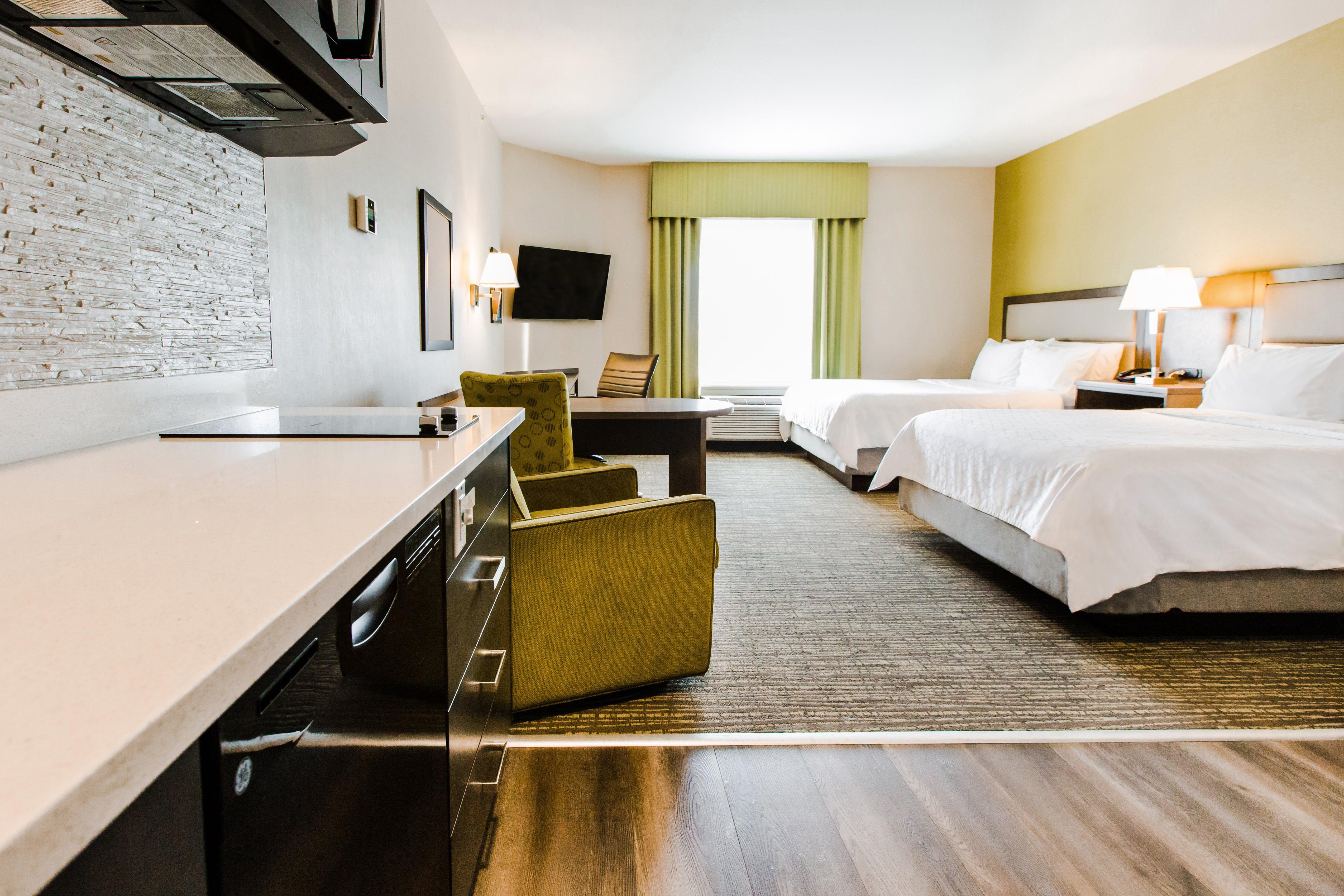 Studio Two Queen Beds