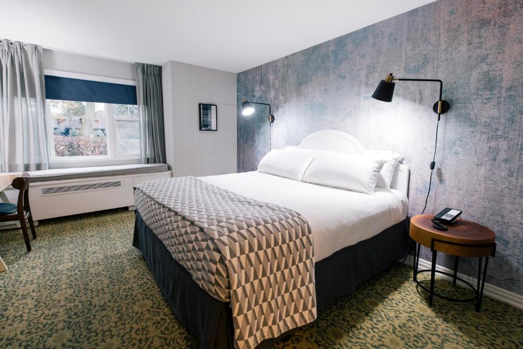 Double Guest Room King Bed