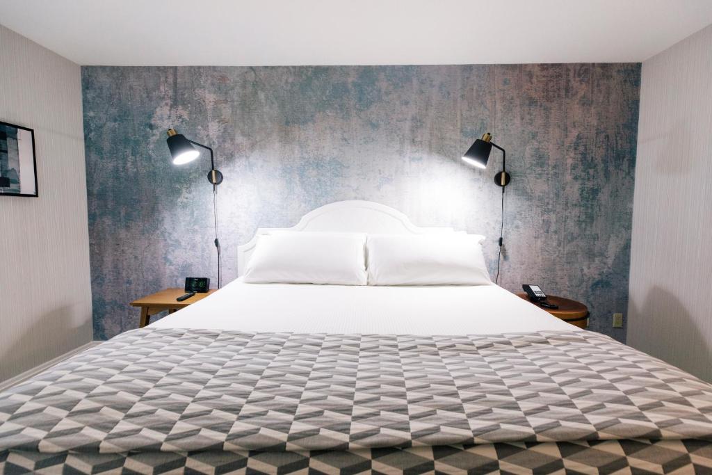 Double Guest Room King Bed