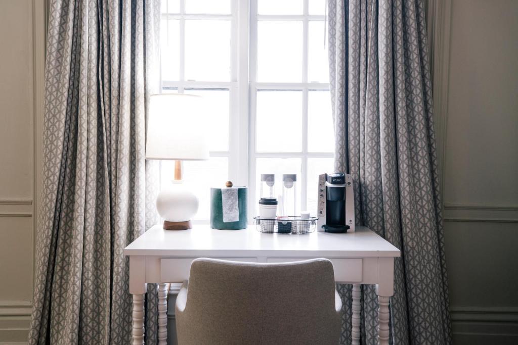 House Guest Room King Bed