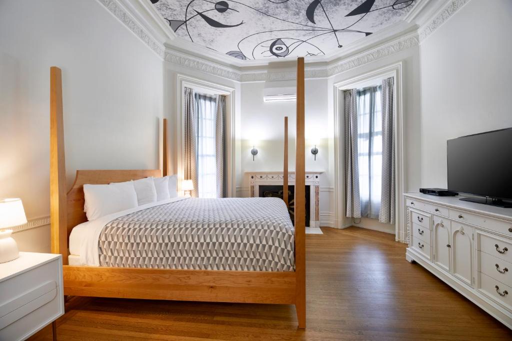 House Guest Room King Bed