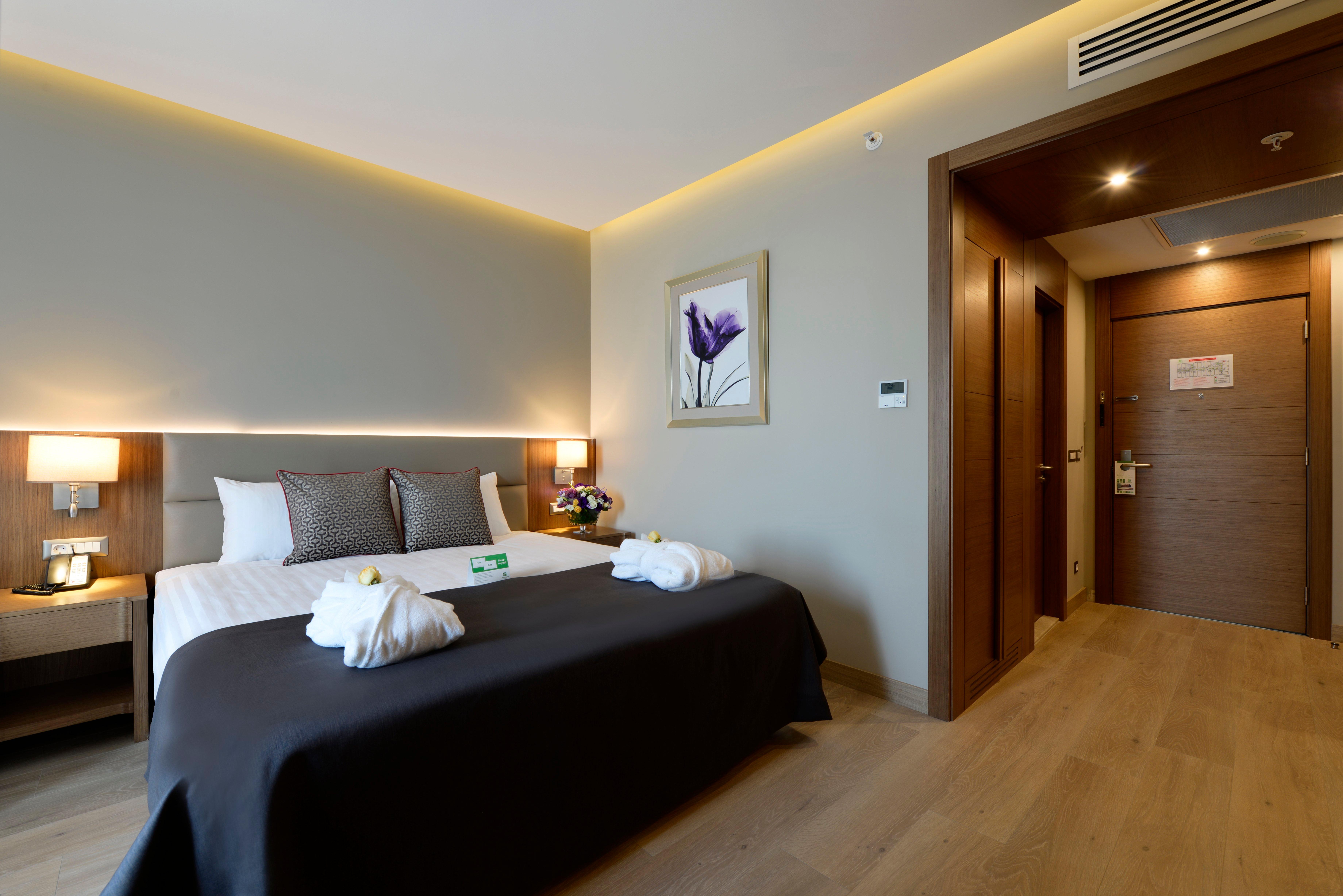 Double Queen Size Bed