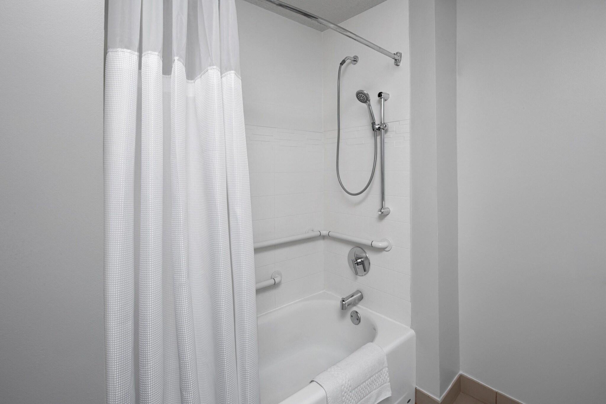 Suite Accessible King Size Bed