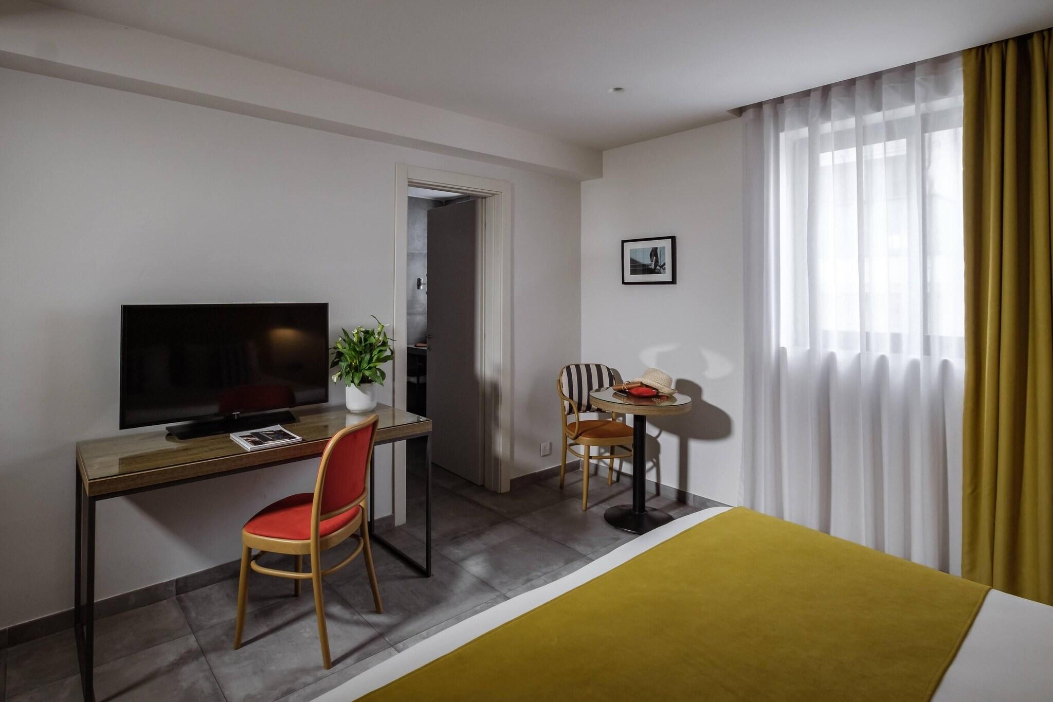 Double or Twin Deluxe Queen Bed