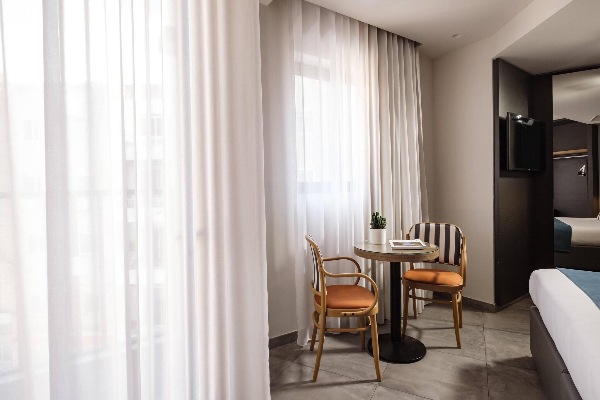 Double or Twin Deluxe Queen Bed