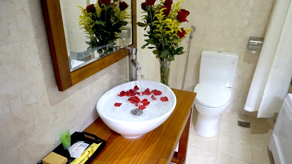 Suite Pool View King Bed