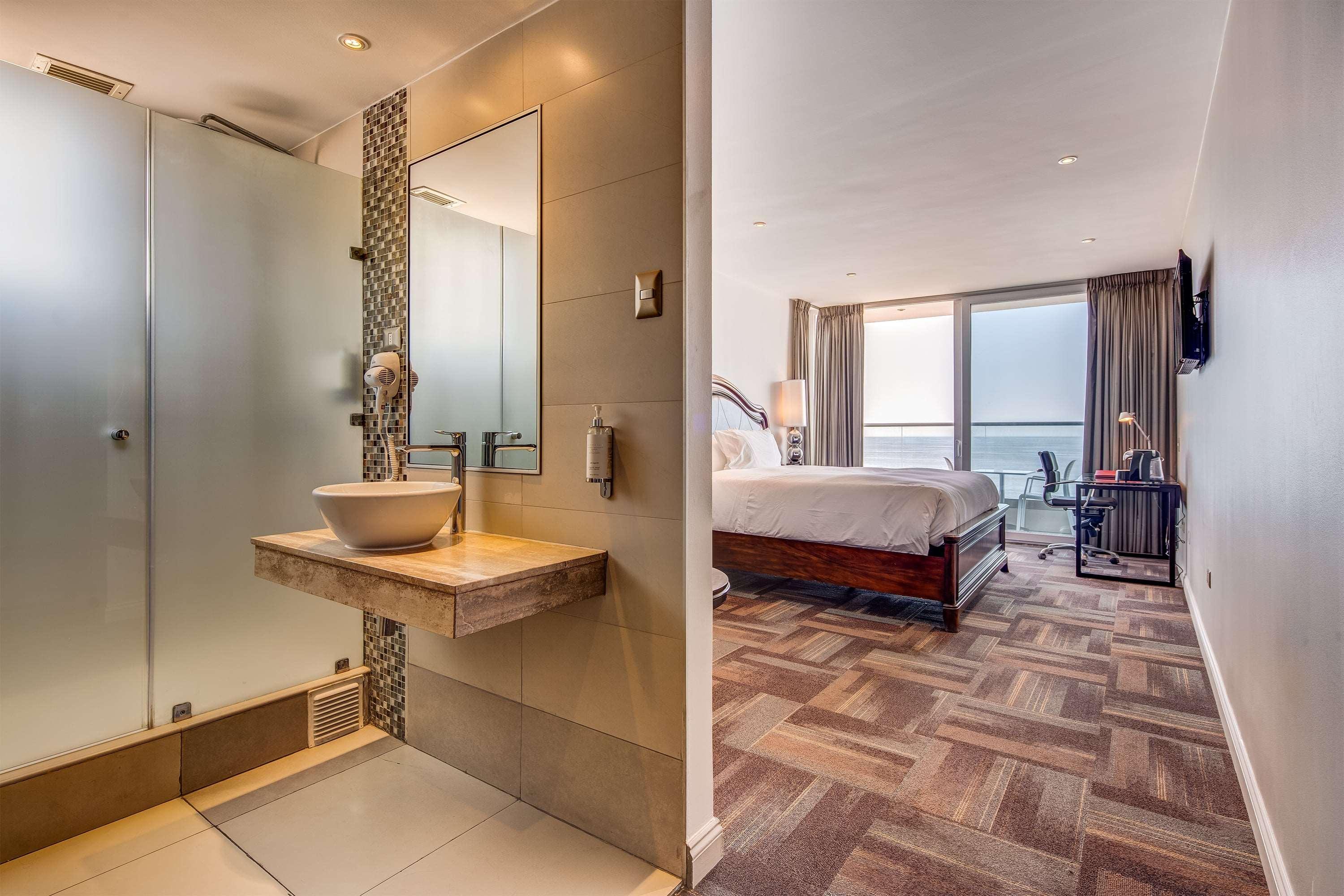 Junior Suite Ocean Front King Bed