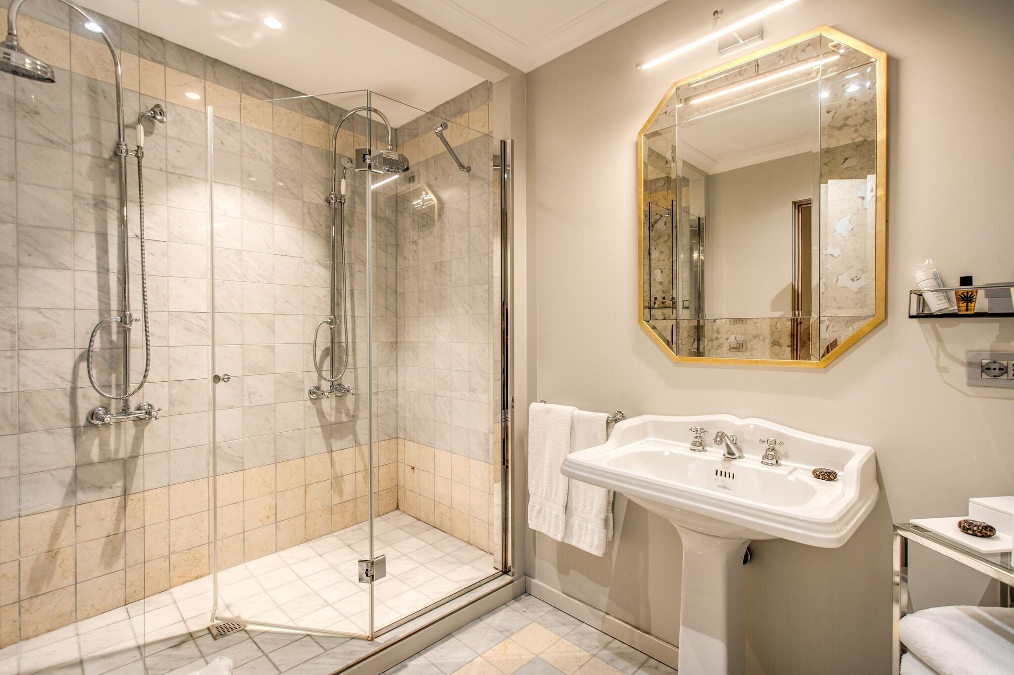 Suite Deluxe King Bed