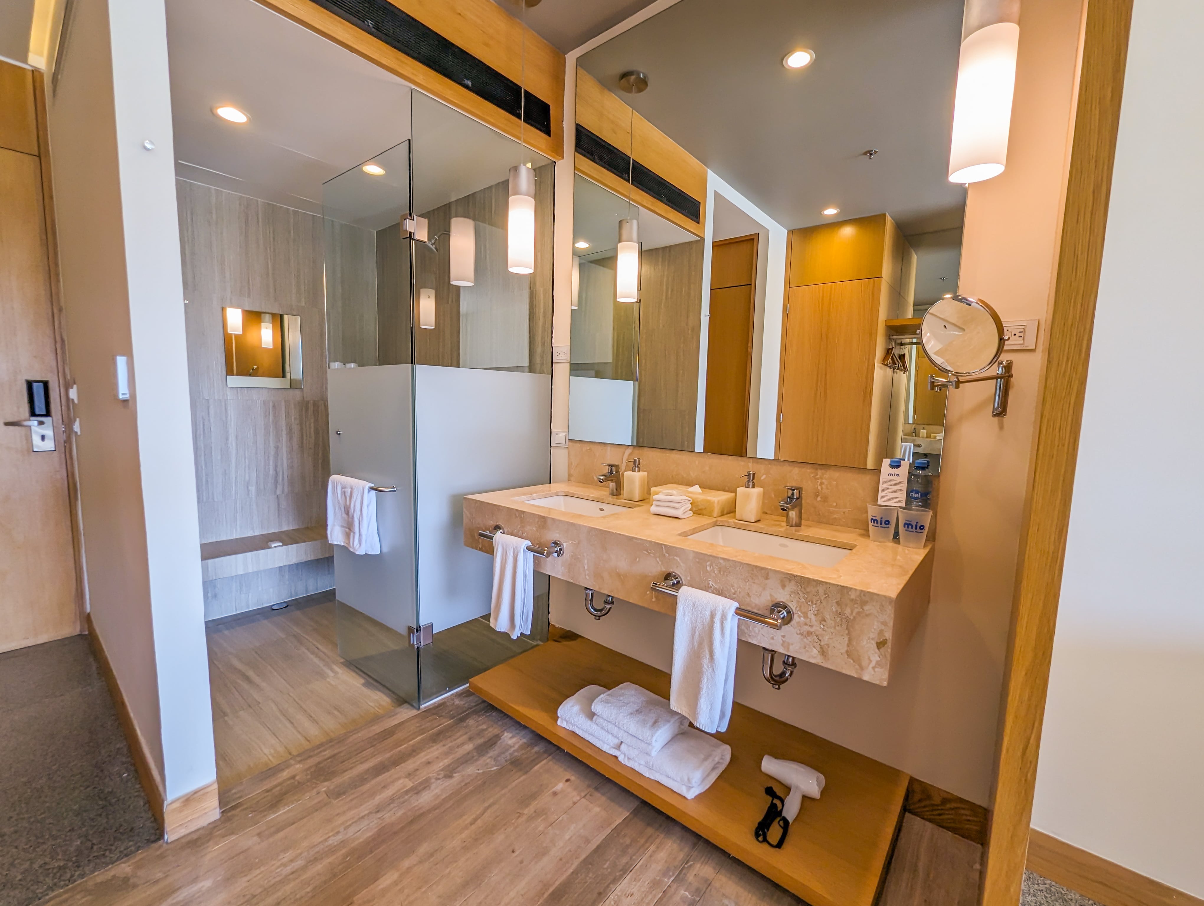 Double Deluxe King Bed