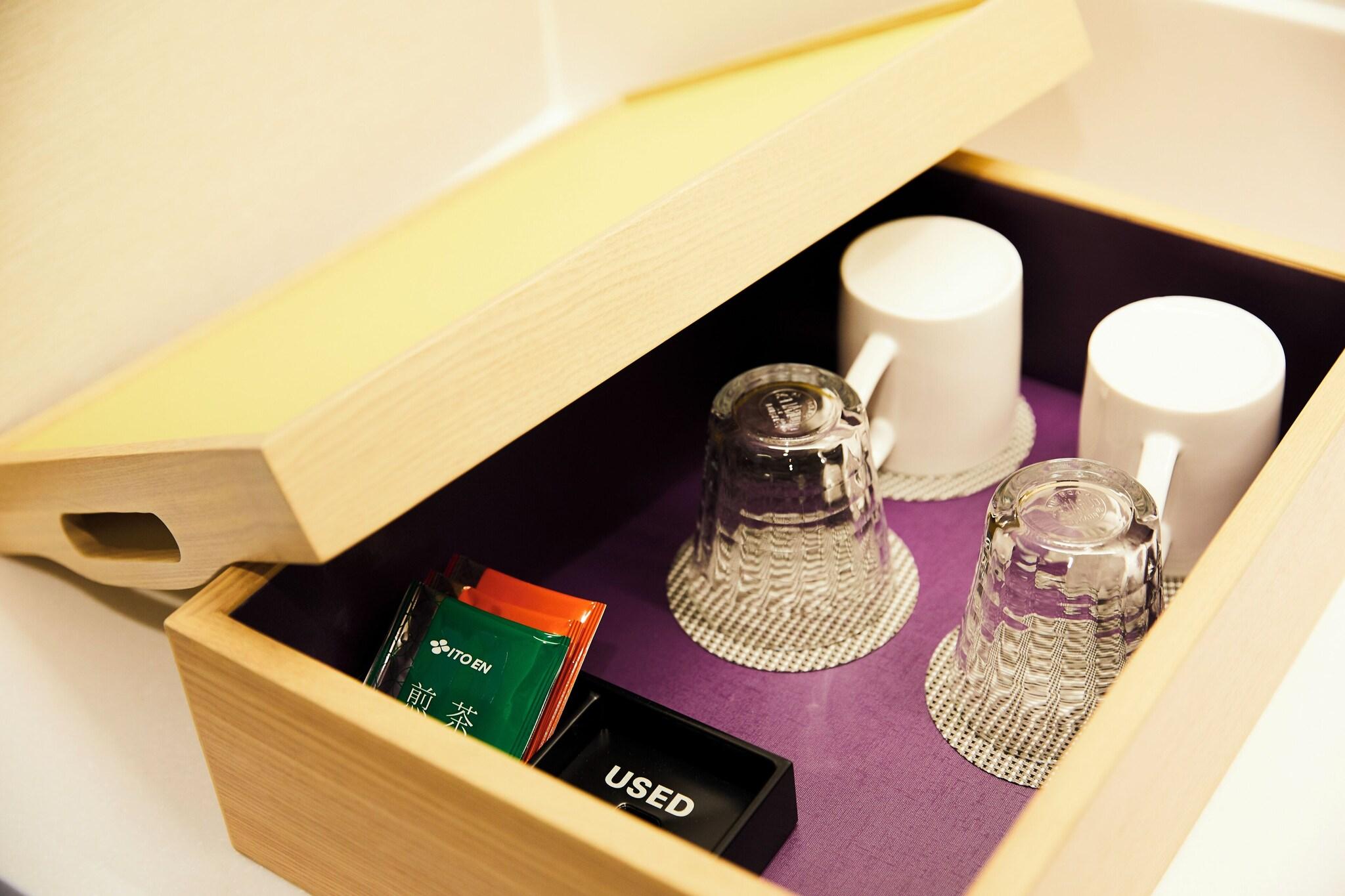 Single Deluxe Queen Bed