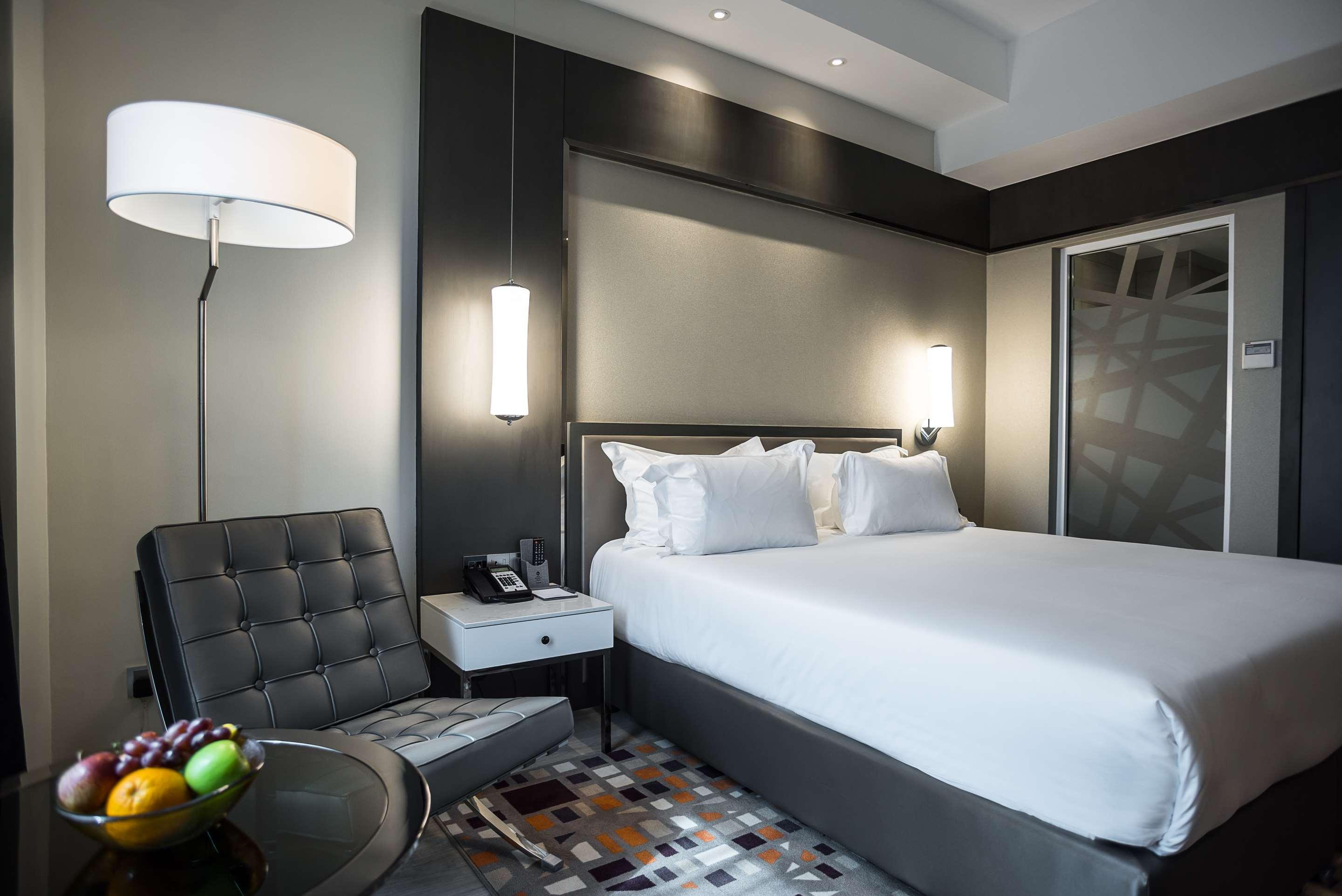 Single Deluxe King Bed