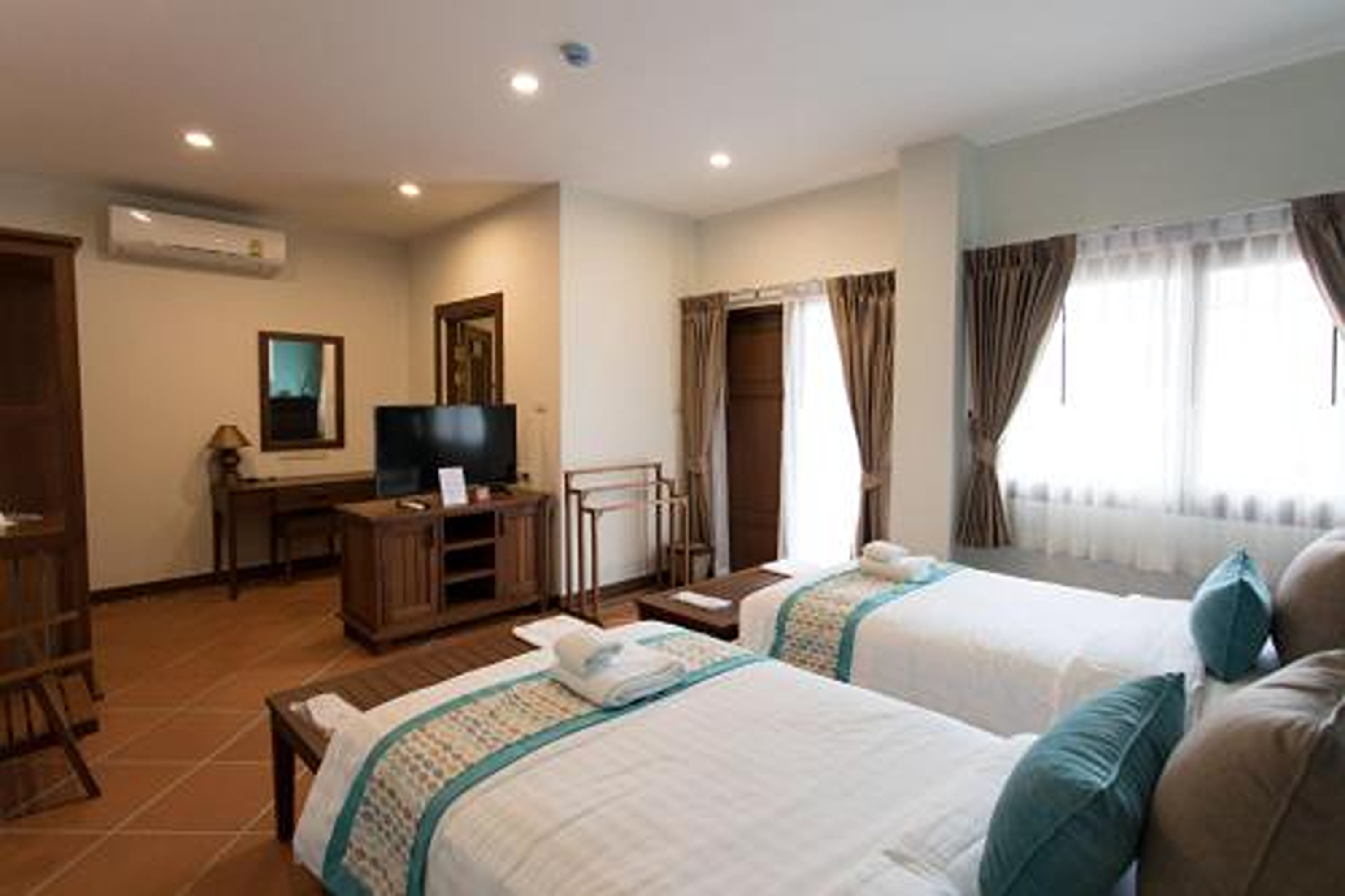 Twin Superior Mountain View