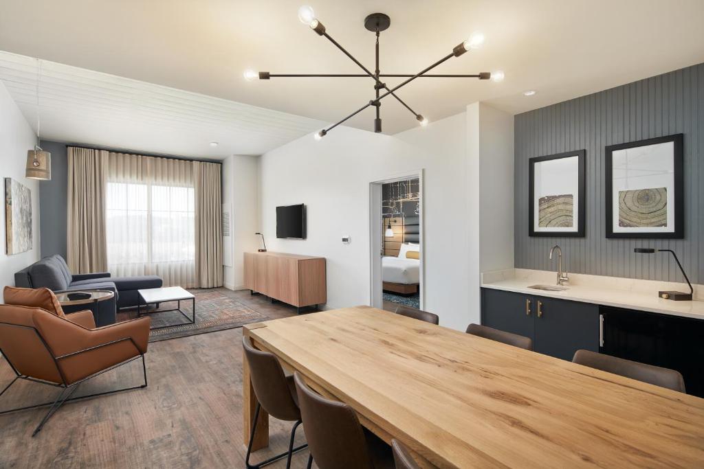 Suite King Bed One Bedroom 