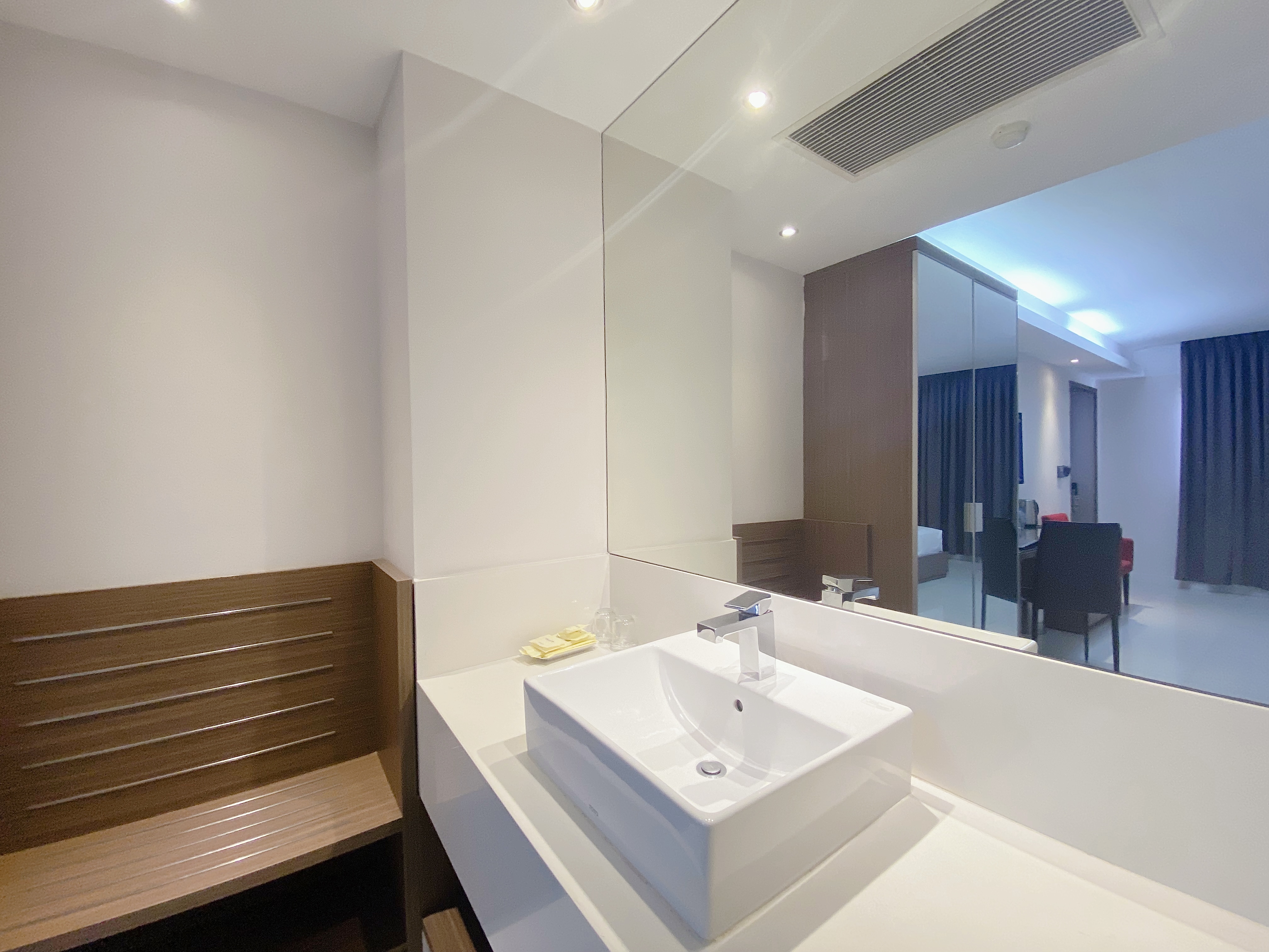 Family Room Deluxe Pool View